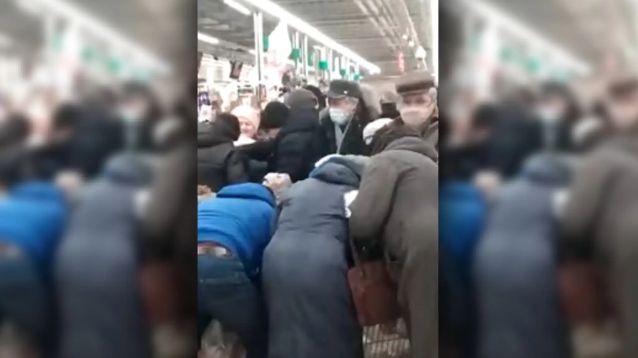 Dôchodcovia sa hádajú pre cukor v moskovskom supermarkete.