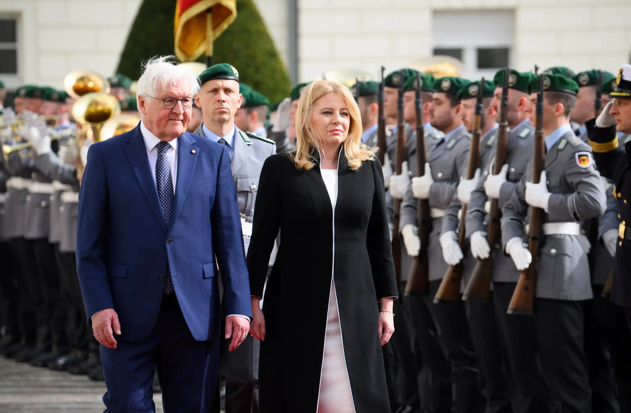 Nemecký prezident Frank-Walter Steinmeier a slovenská prezidentka Zuzana Čaputová počas prehliadky čestnej stráže (2)