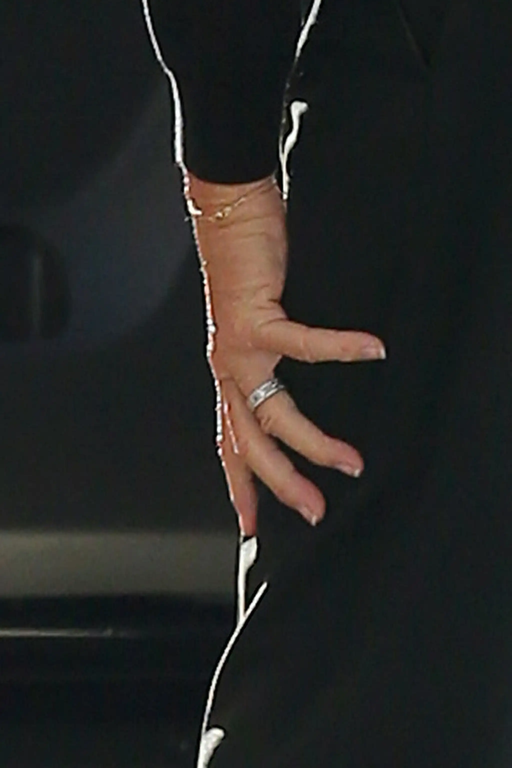 Bruce Jenner a jeho ruka.