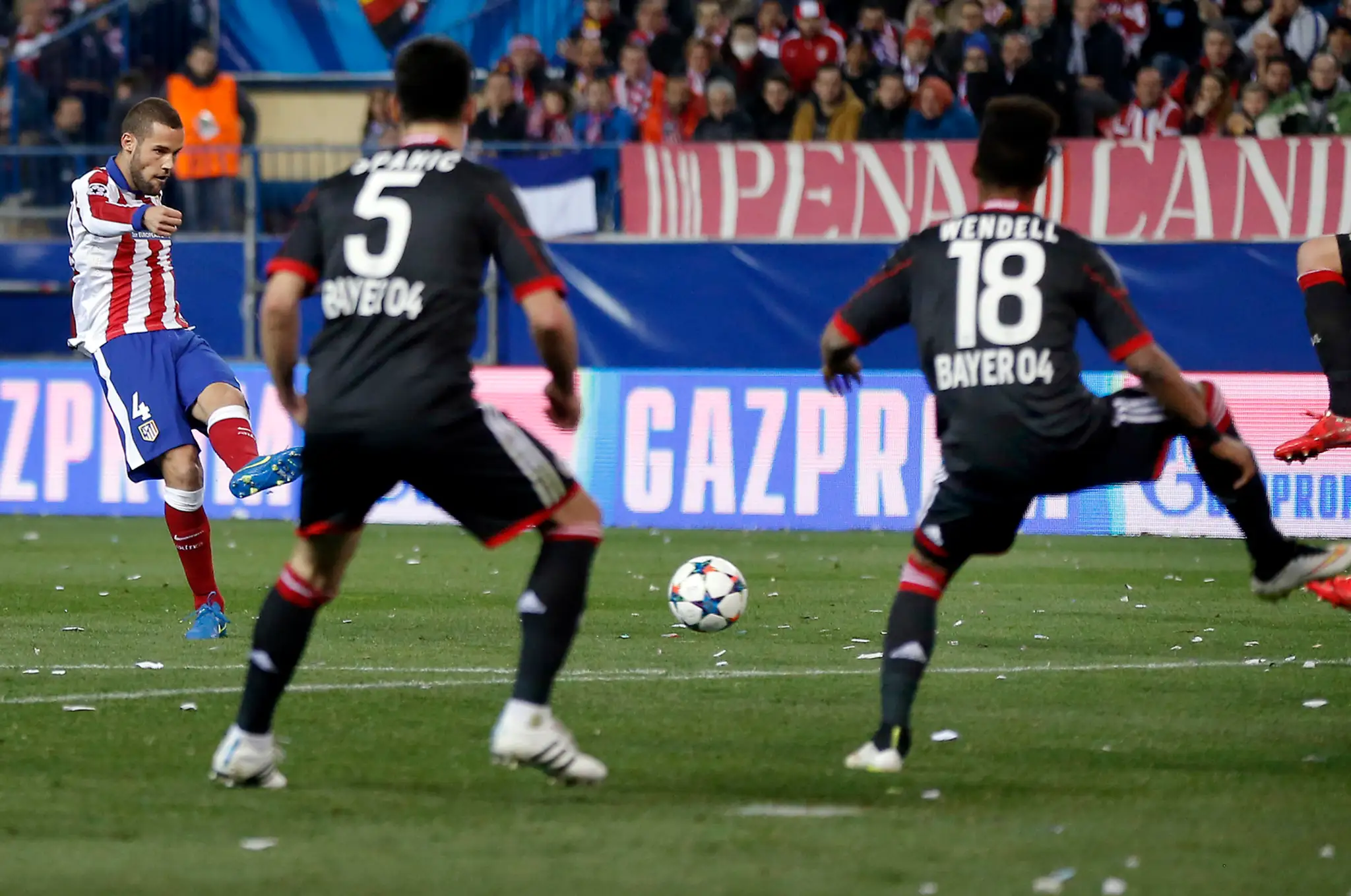 Hráč Madridu Mario Suarez strieľa gól v odvete osemfinále Ligy majstrov Atletico Madrid - Bayer Leverkusen.