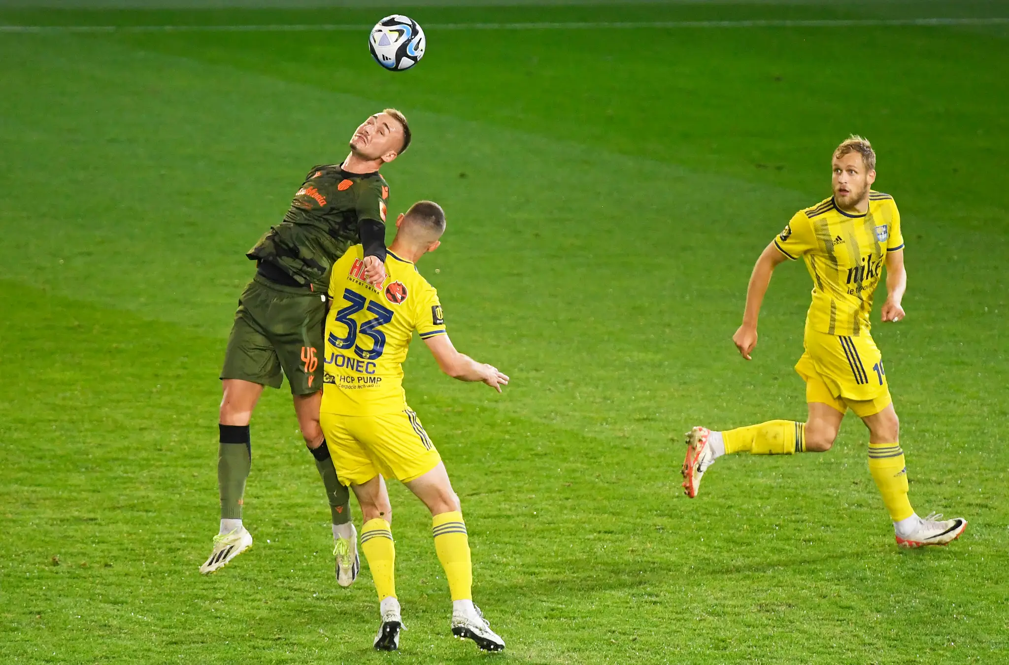 Na snímke uprostred Michal Jonec (Košice), vľavo Matej Trusa (Dunajská Streda).