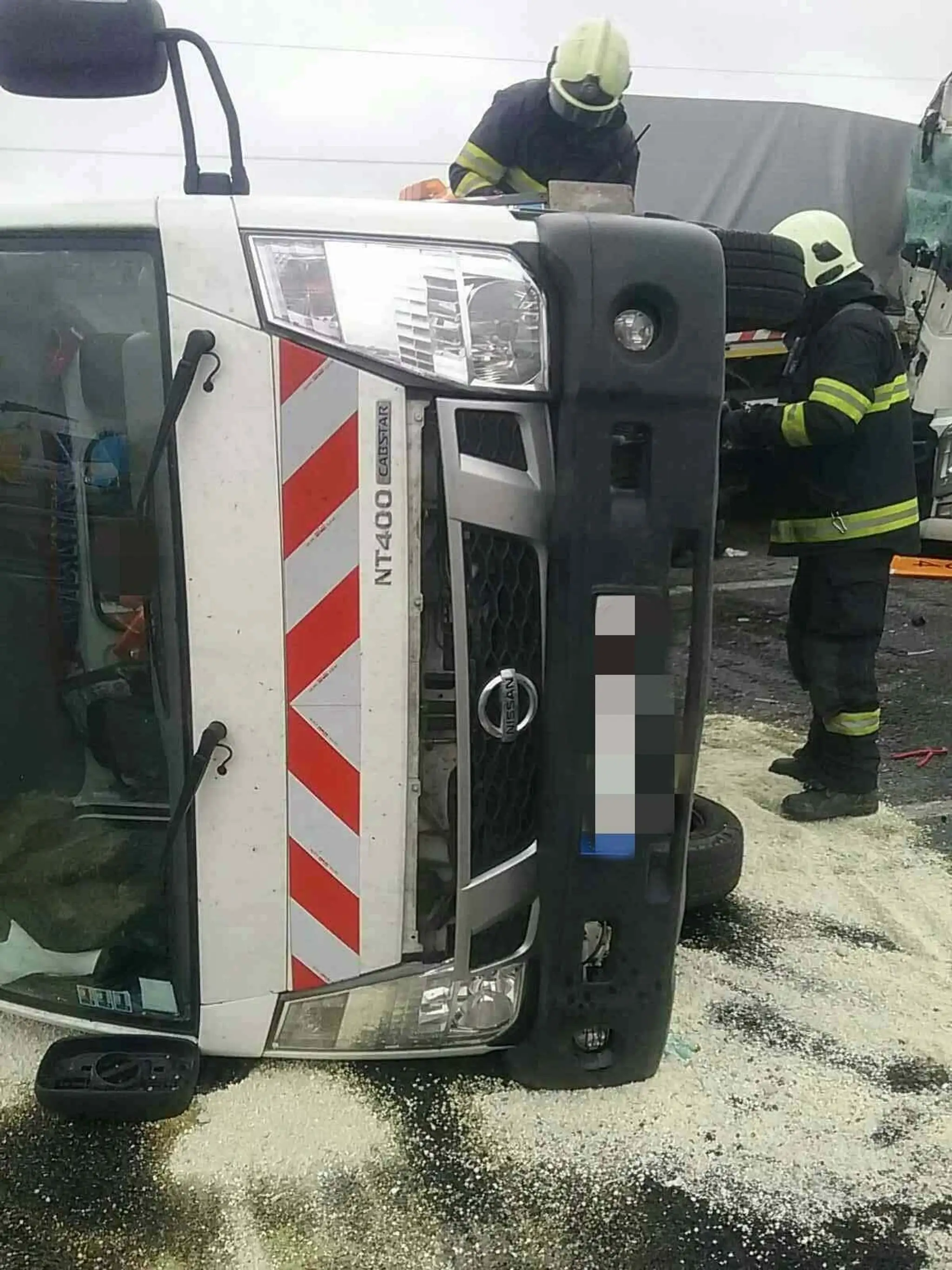 Auto spadlo z 15-metrov vysokého mosta v Mojšovej Lúčke.