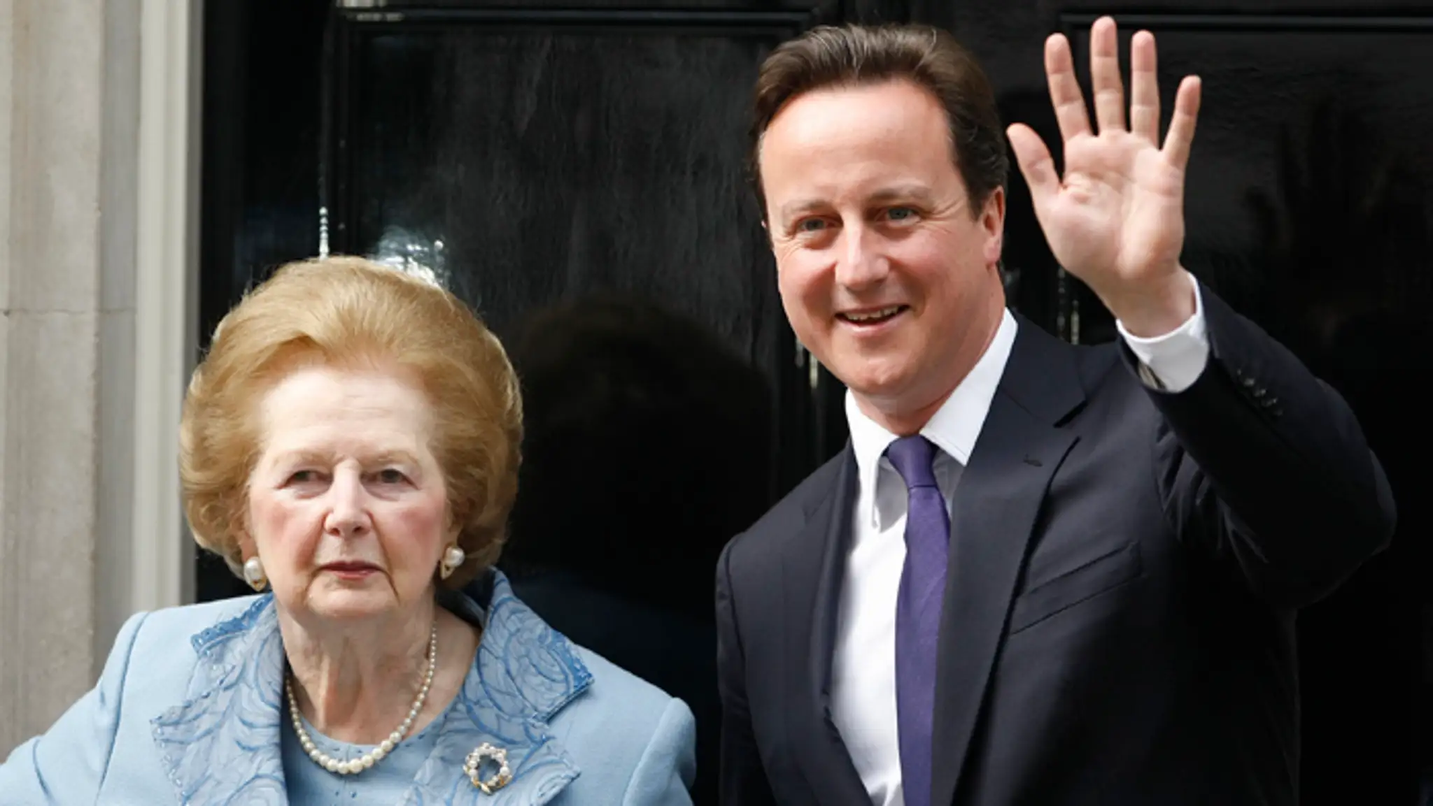 Na snímke z 8. júna 2010 bývalá britská premiérka Margaret Thatcherová a britský premiér David Cameron.