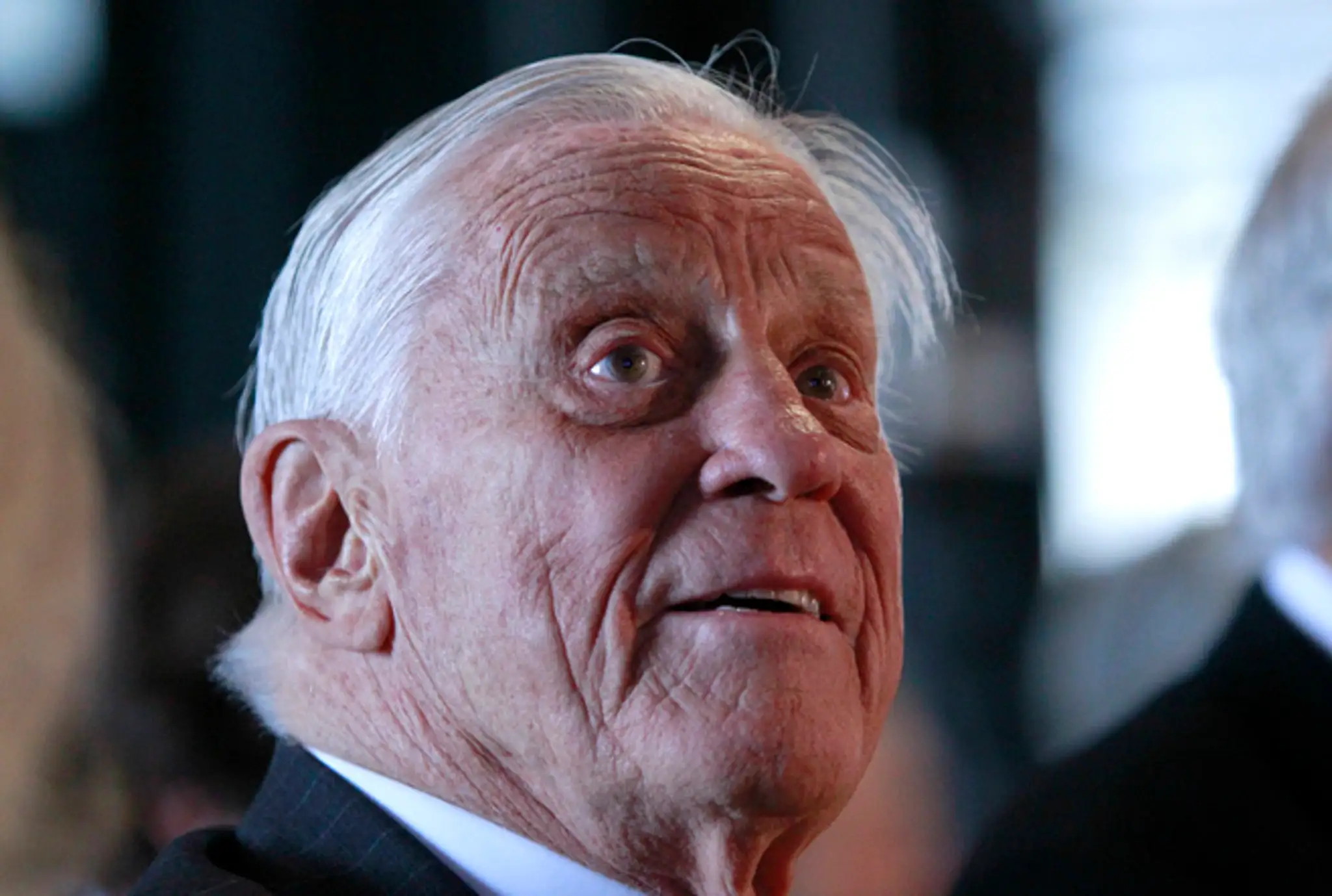 Na archívnej snímke z 11. júna 2012 bývalý šefredaktor denníka Washingtona Post Ben Bradlee vo Washingtone.
