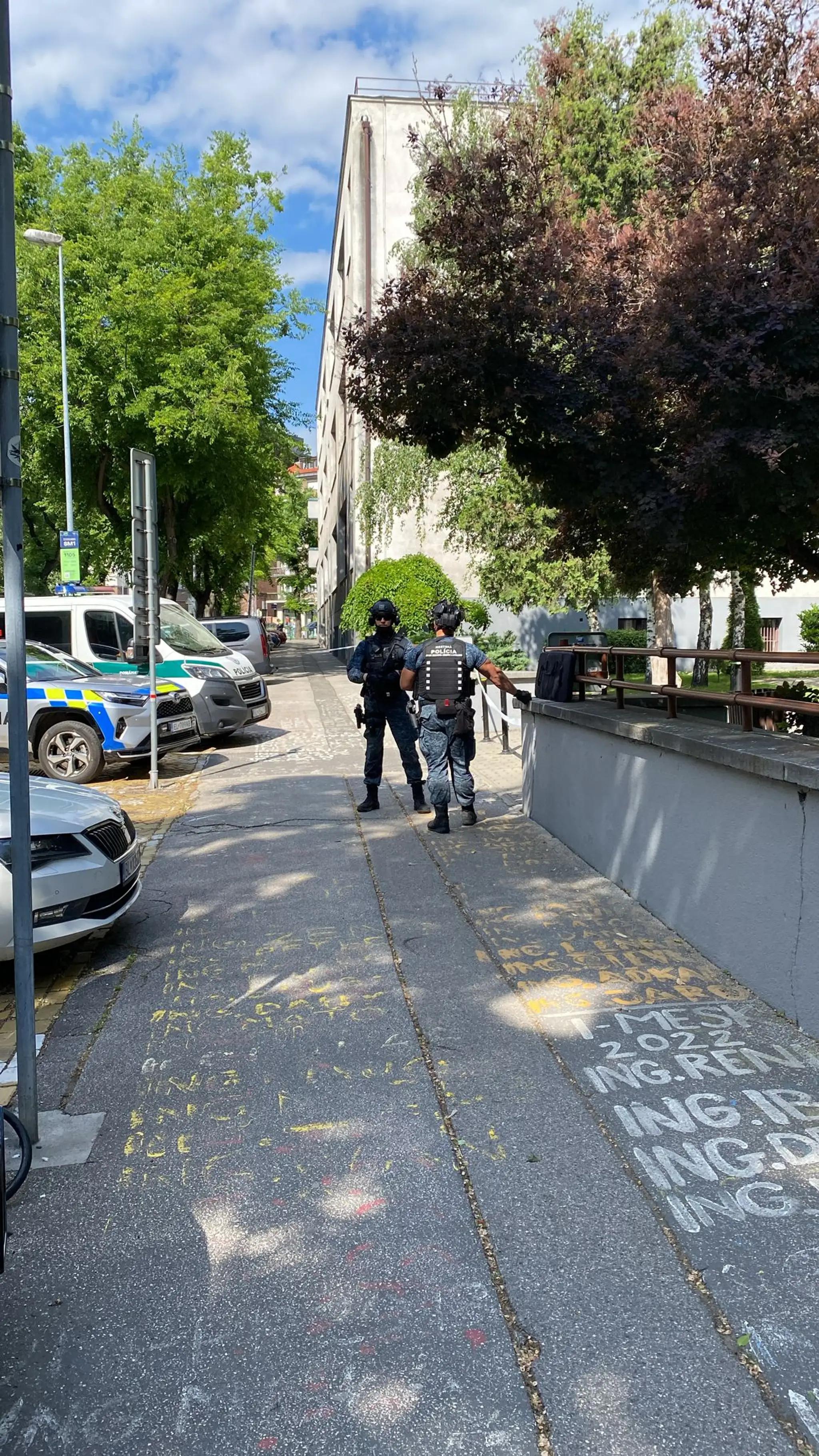 Na Technickej univerzite v Bratislave zasahujú policajti.