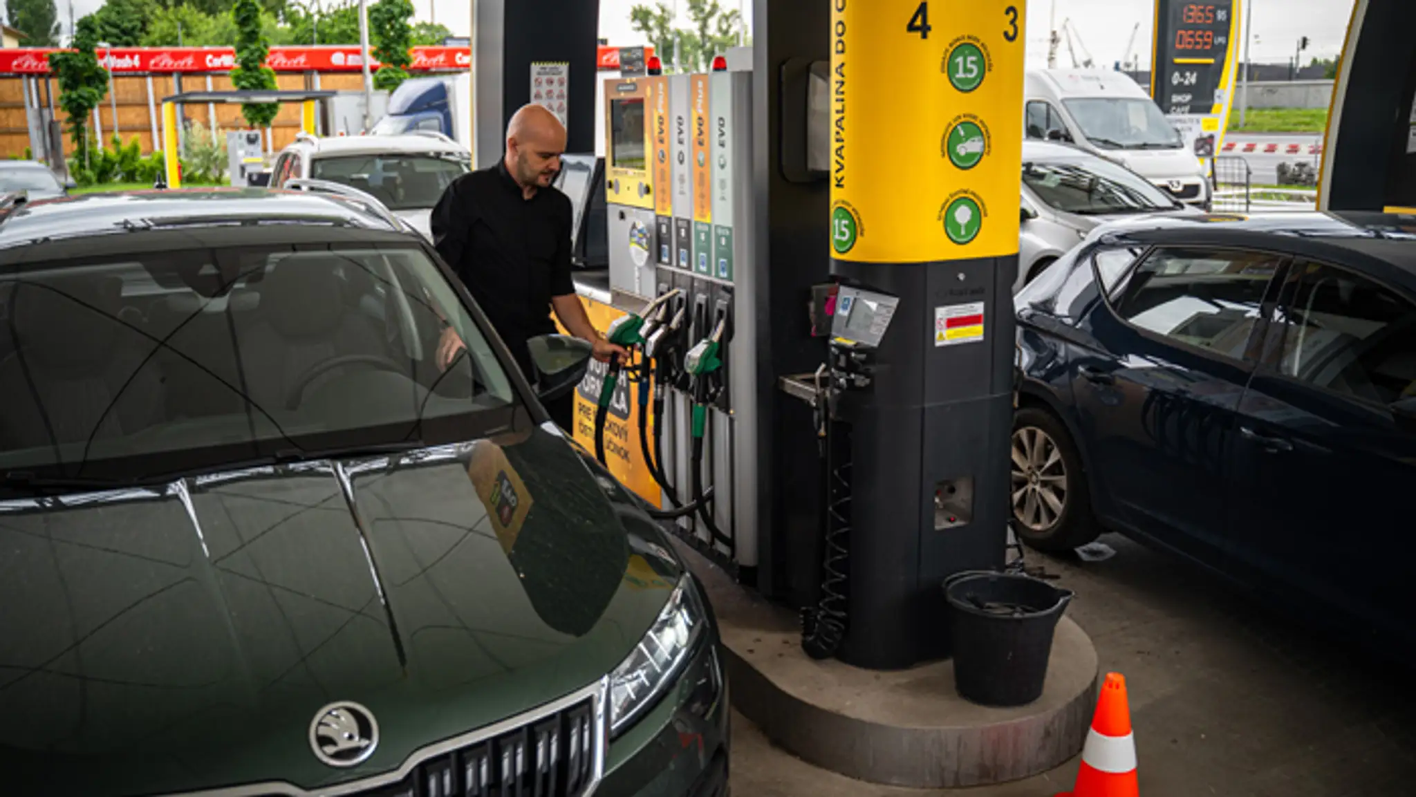 ŠKODA premenila čerpačku na nabíjaciu stanicu.