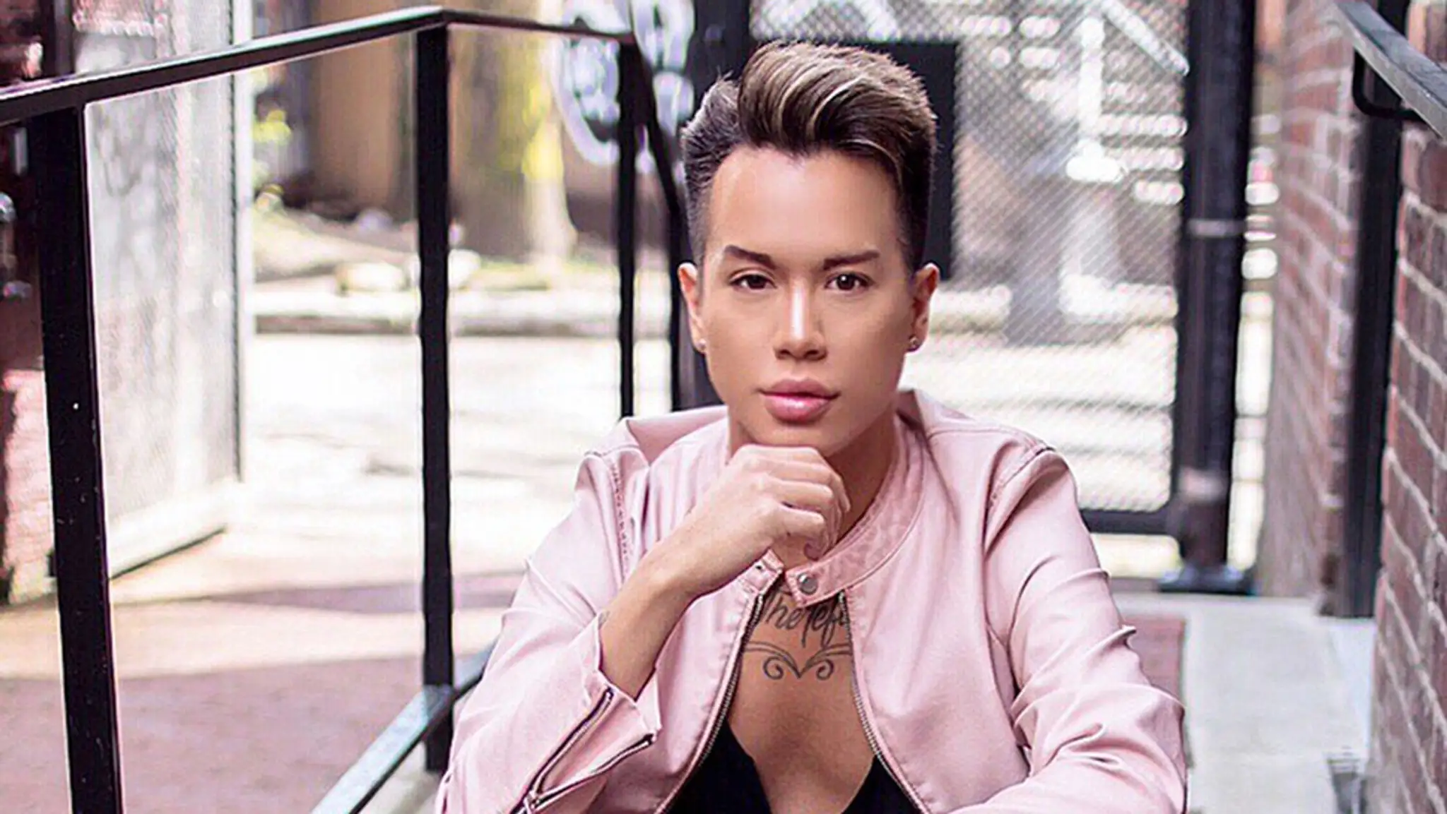 Jayne Hardmanova so svojim nosmi..jpg