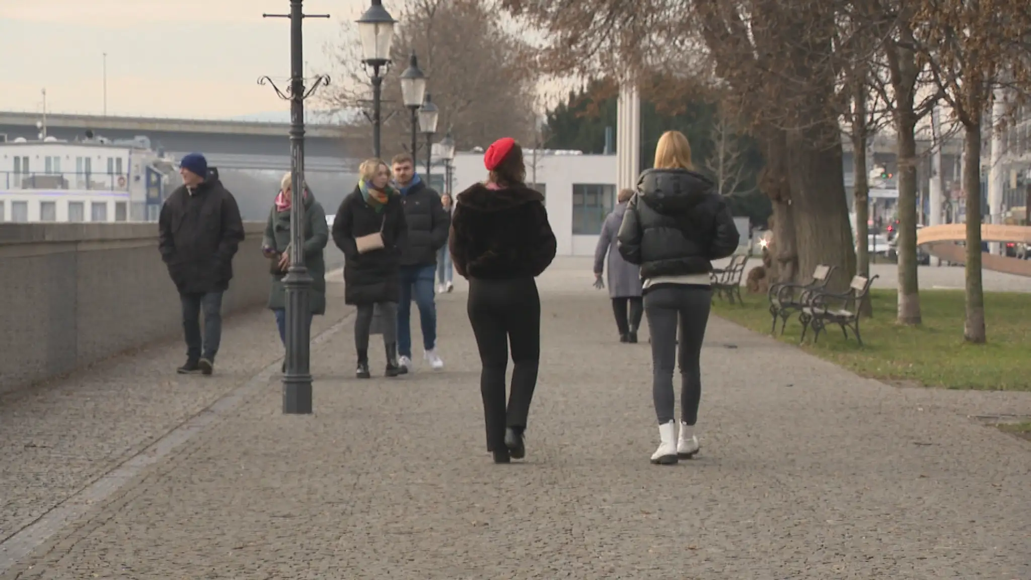 pocasie_tepla_zima_ludia_mobil_cyklista,Video_Mixdown,4[1]