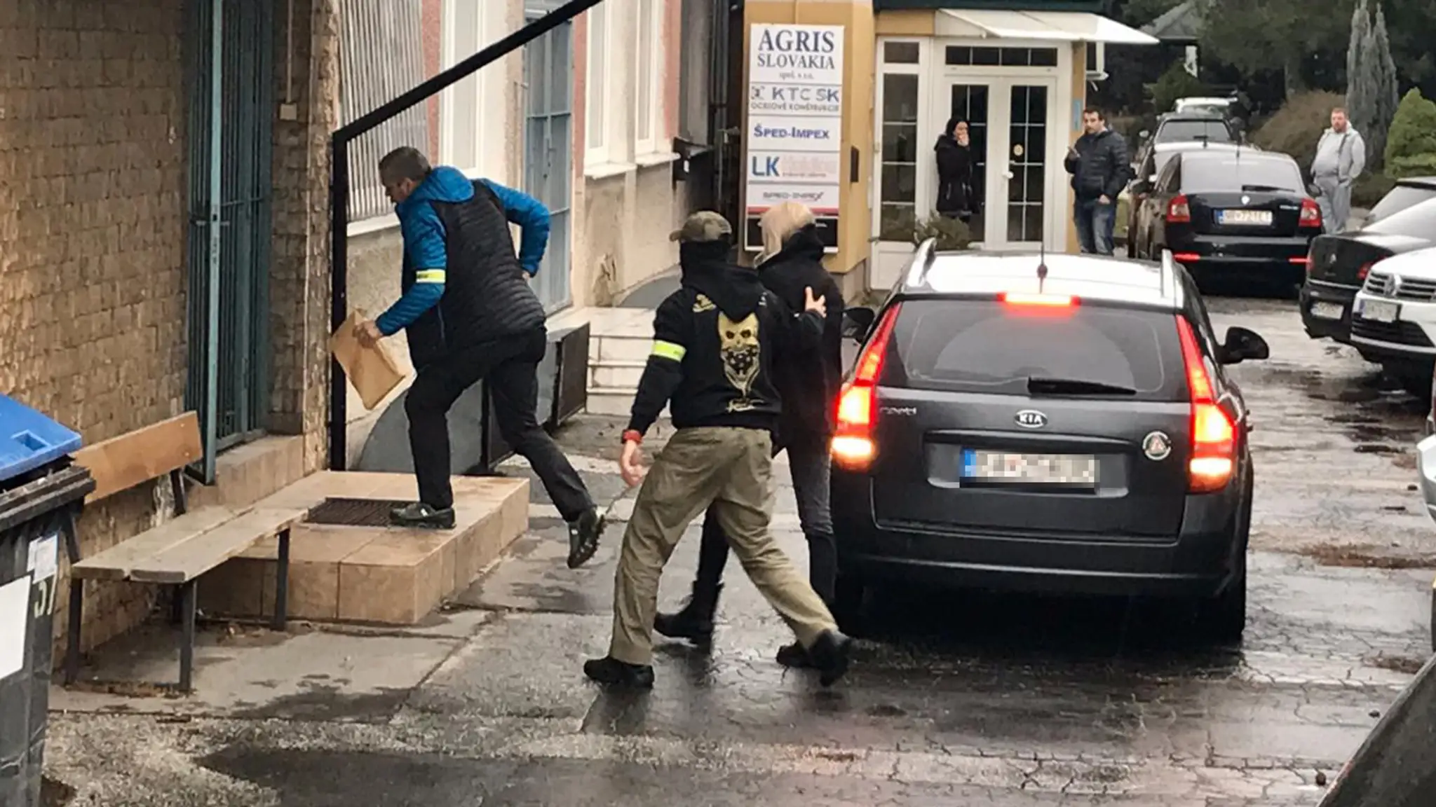 Evan Rodrigues z Pittsburghu oslavuje gól proti New Jersey,