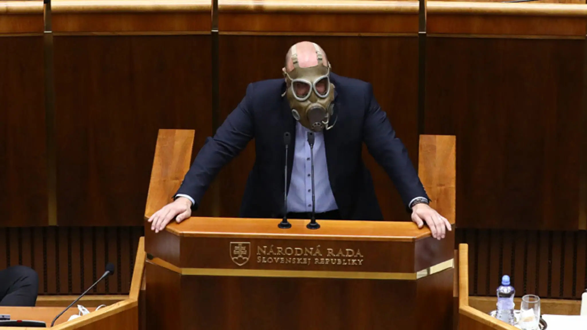 Andrej Medvecký (ĽSNS) vystupoval v plynovej maske.