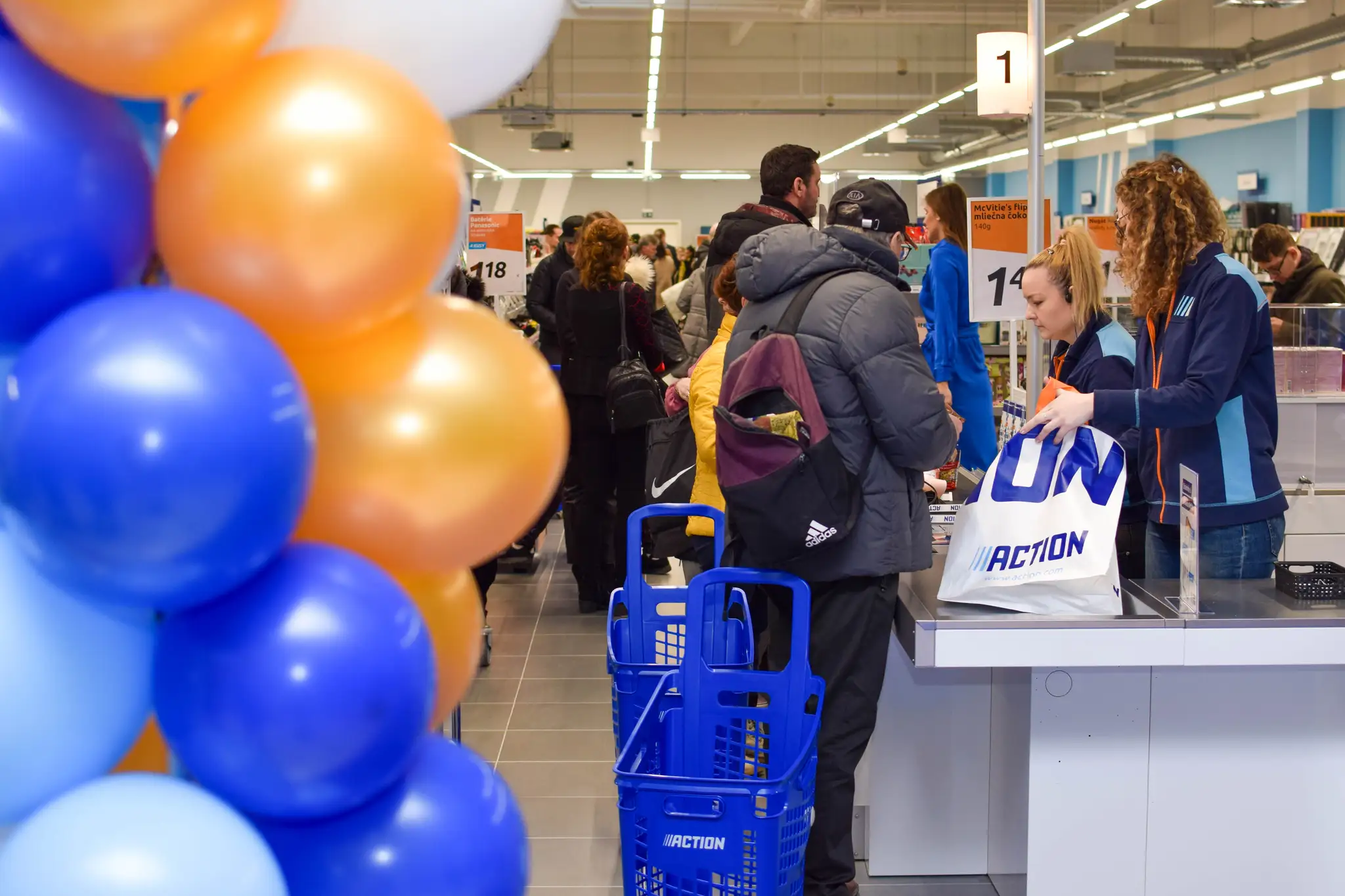 Otvorenie prvej prevádzky obchodu Action na Slovensku.