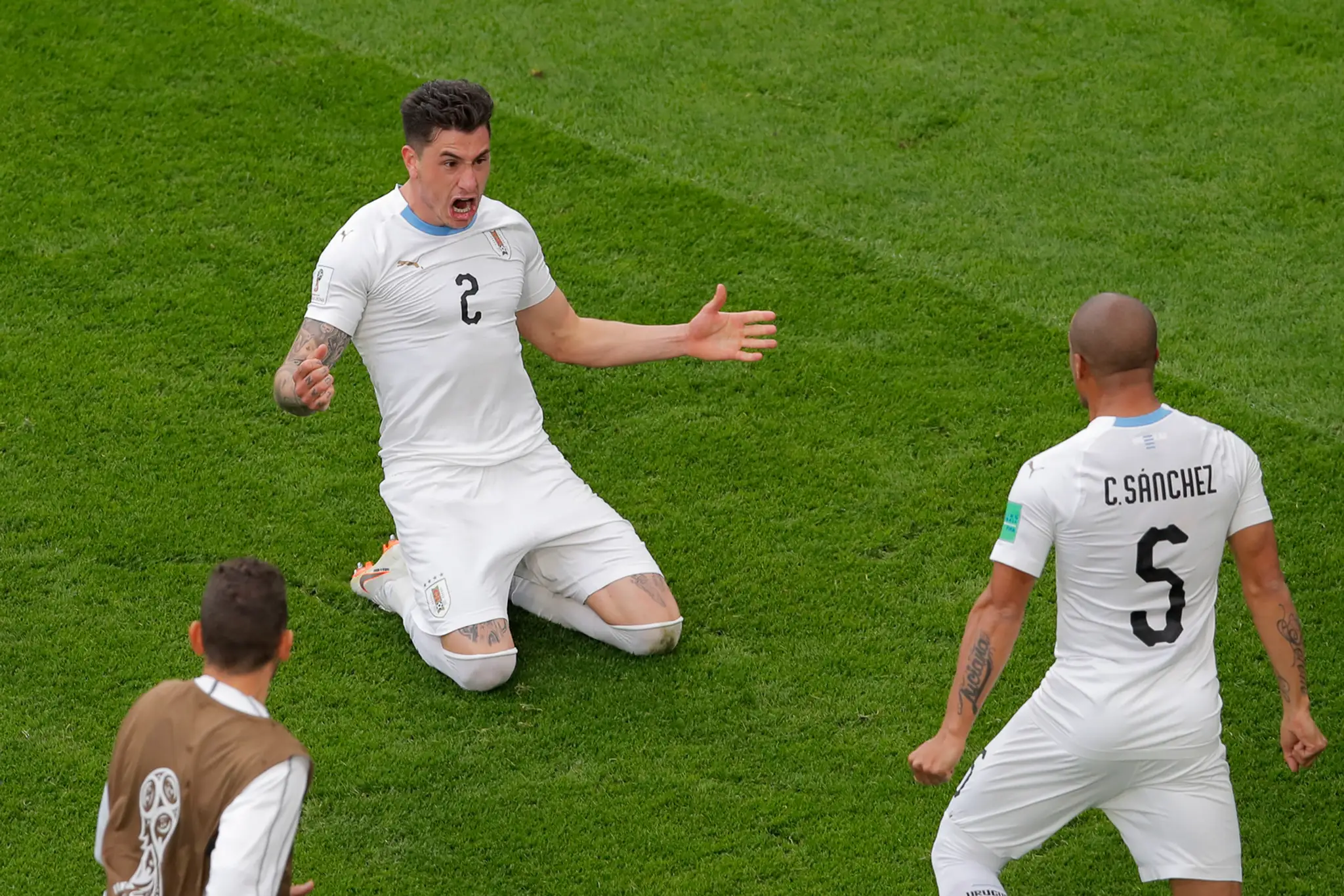 Uruguajčan José Giménez (na kolenách) oslavuje svoj gól v dueli MS 2018 proti Egyptu.