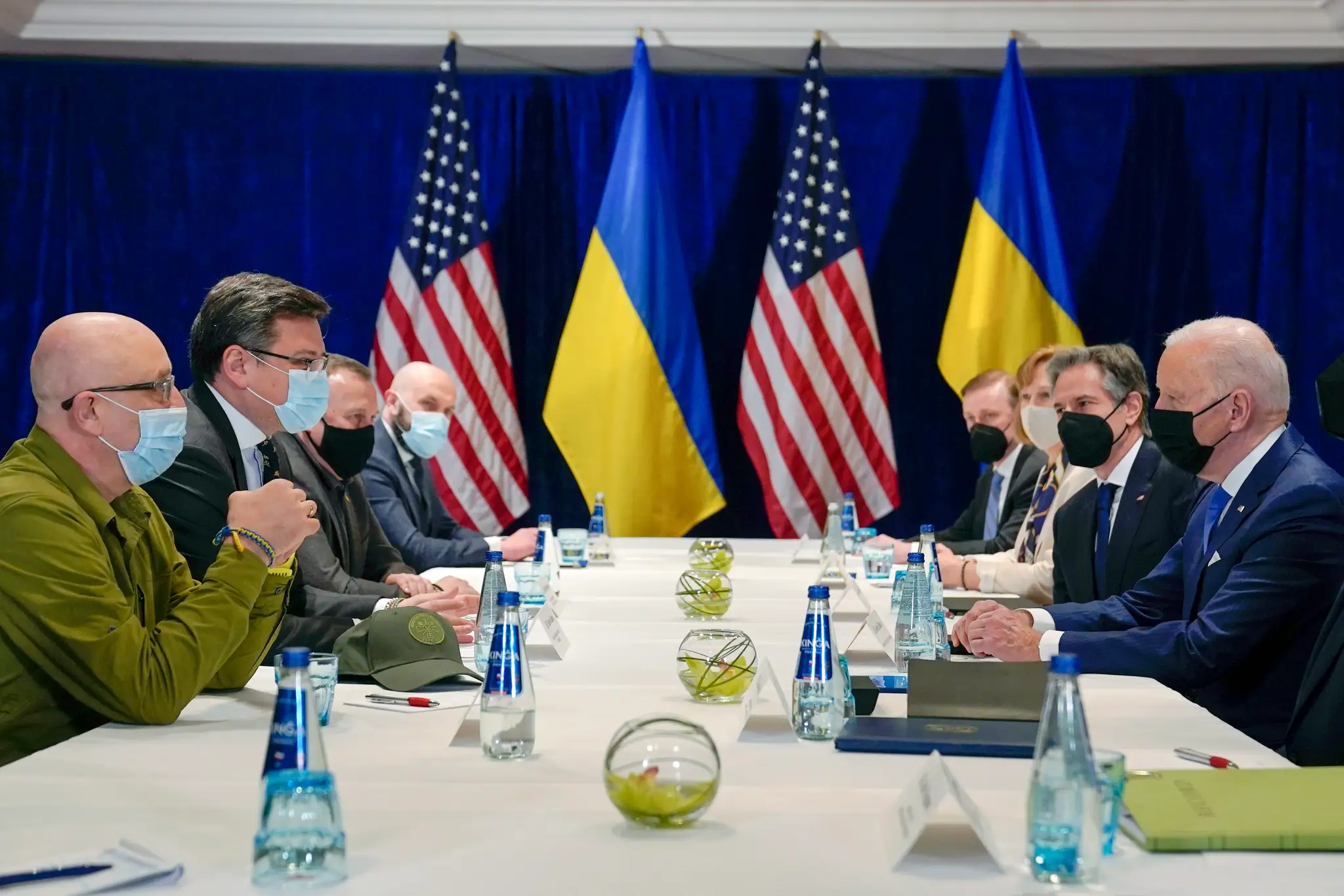 Americký prezident Joe Biden sa vo Varšave stretol s ukrajinskými ministrami.