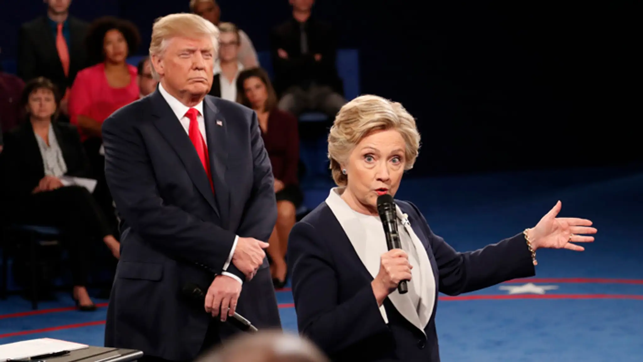 Druhý televízny duel Clintonovej a Trumpa bol ostrý a plný špiny.