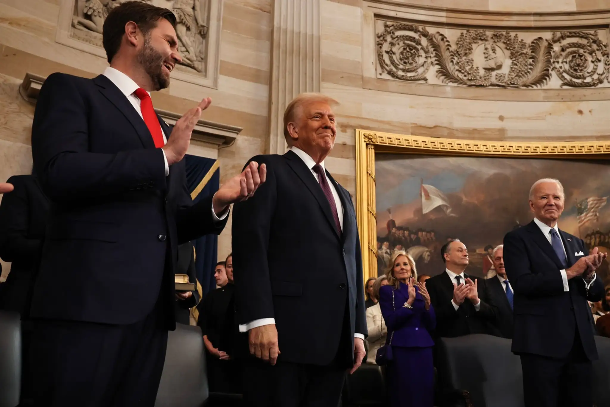 Novozvolený prezident USA Donald Trump prichádza na inauguračné obrady v sprievode novozvoleného viceprezidenta USA, bývalého senátora J.D. Vancea (R-OH) a prezidenta USA Joea Bidena.