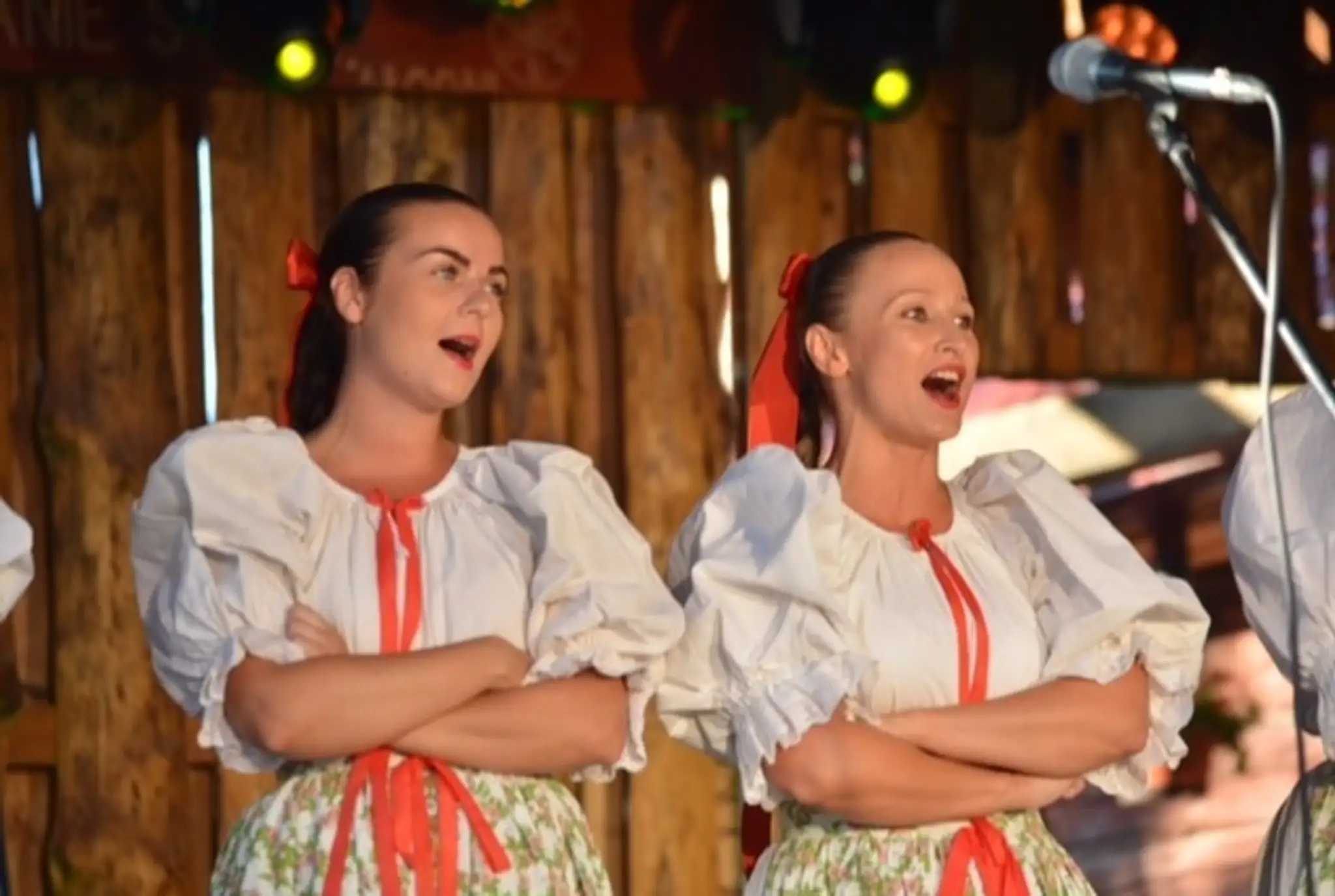 Simona (vpravo) sa venuje ľudovému spevu v skupine Čriepky.