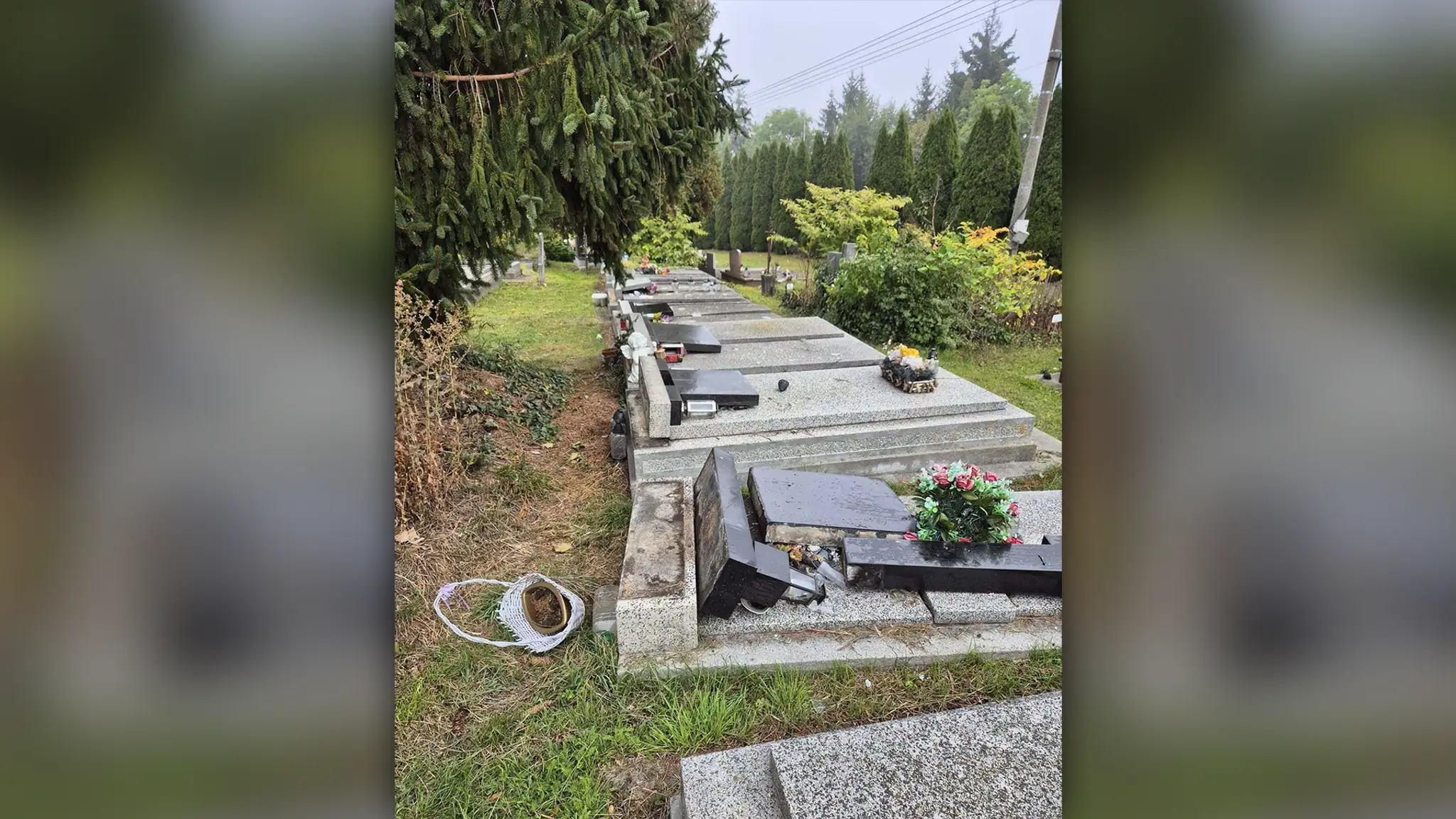poničené hroby