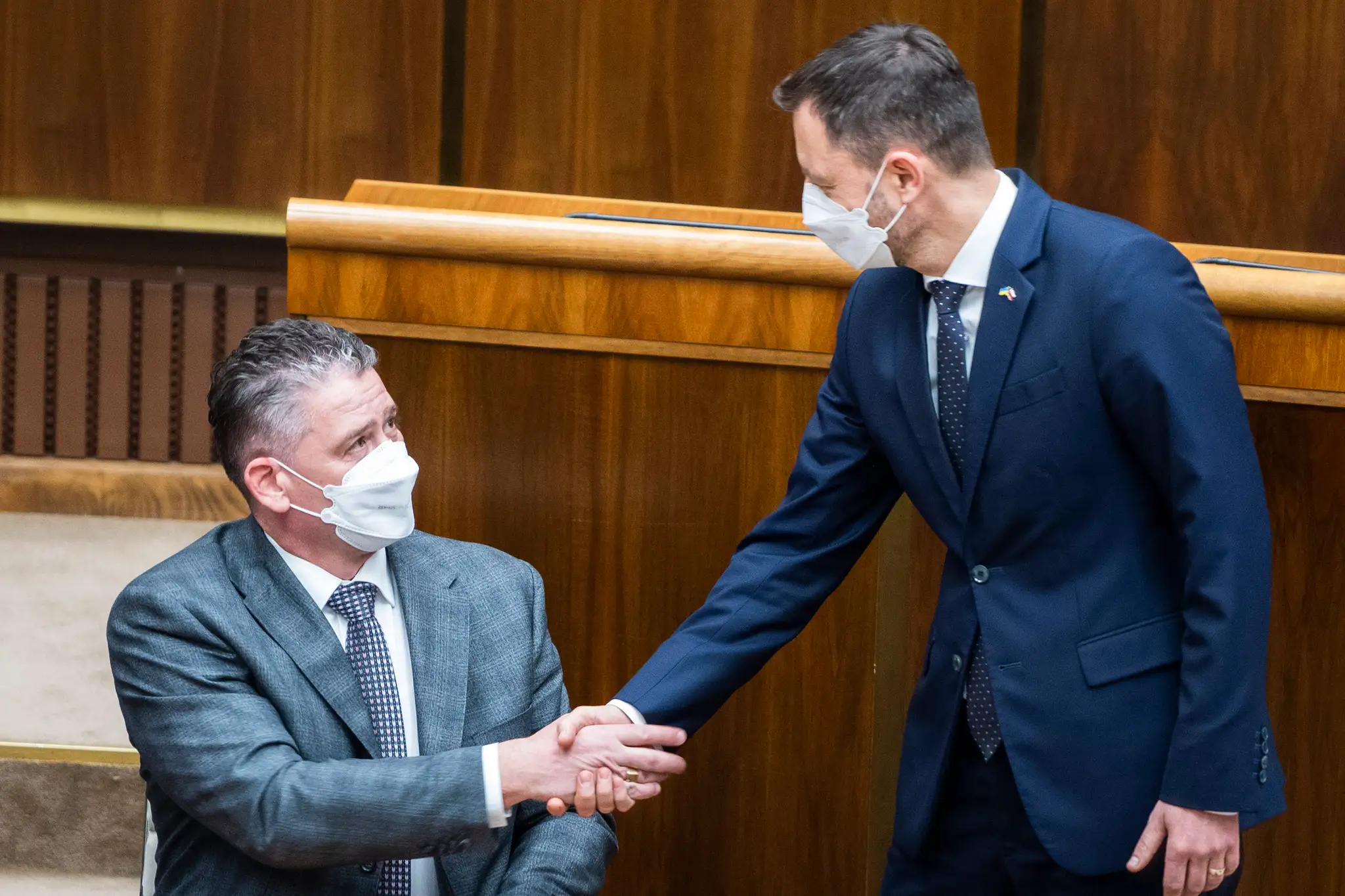 Zľava minister vnútra Roman Mikulec a predseda vlády Eduard Heger.