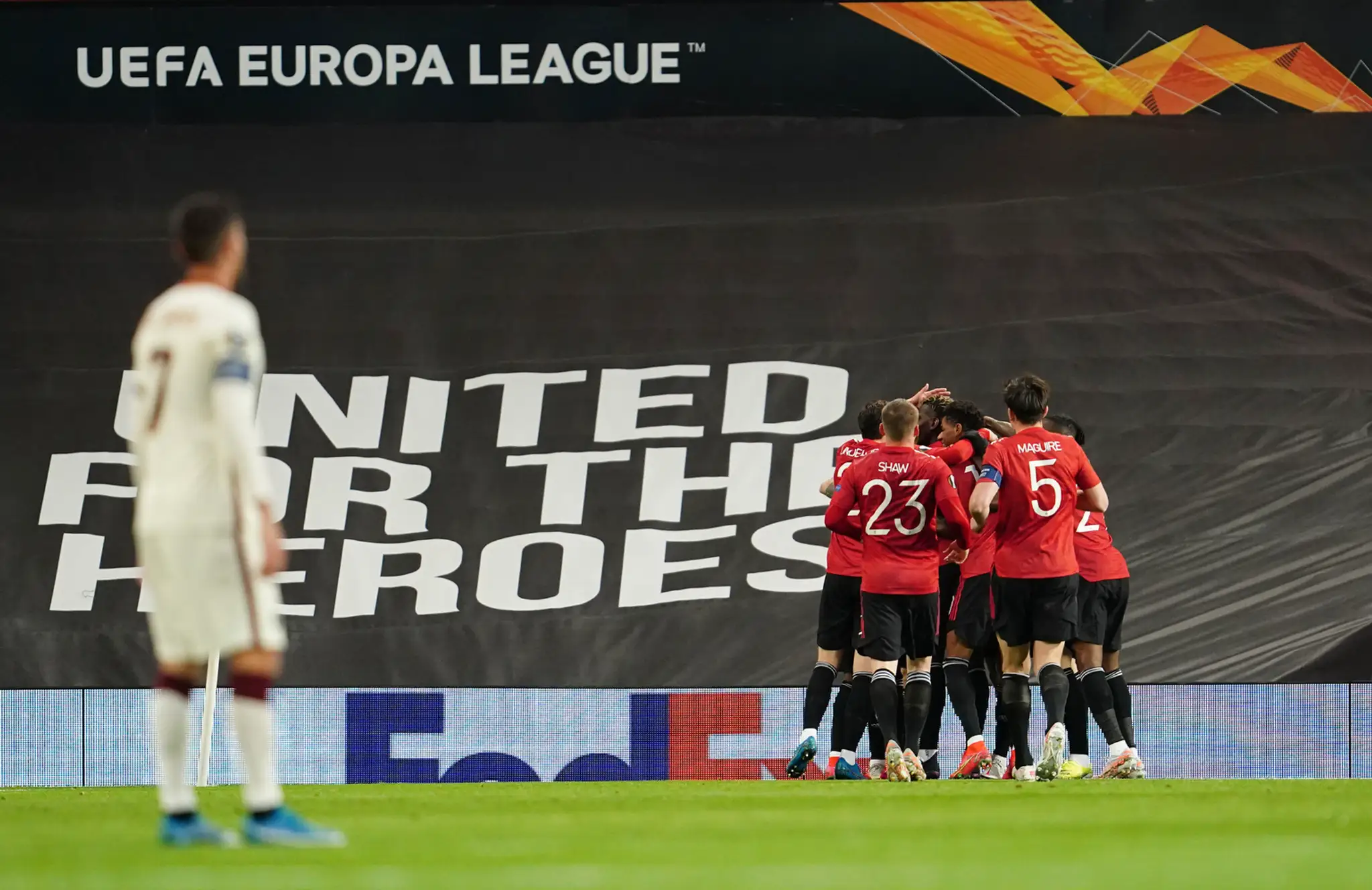 Hráč Manchesteru United Bruno Fernandes oslavuje so spoluhráčmi úvodný gól do bránky AS Rím.