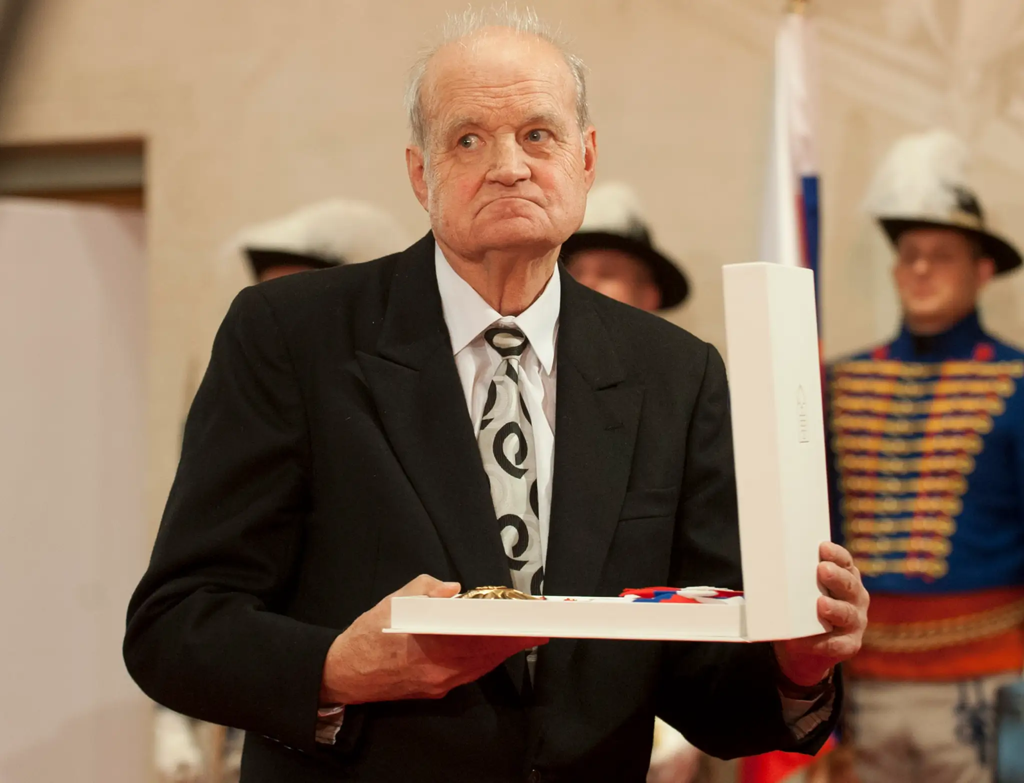 Historik Ivan Kamenec drží štátne vyznamenanie Rad Ľudovíta Štúra I. triedy