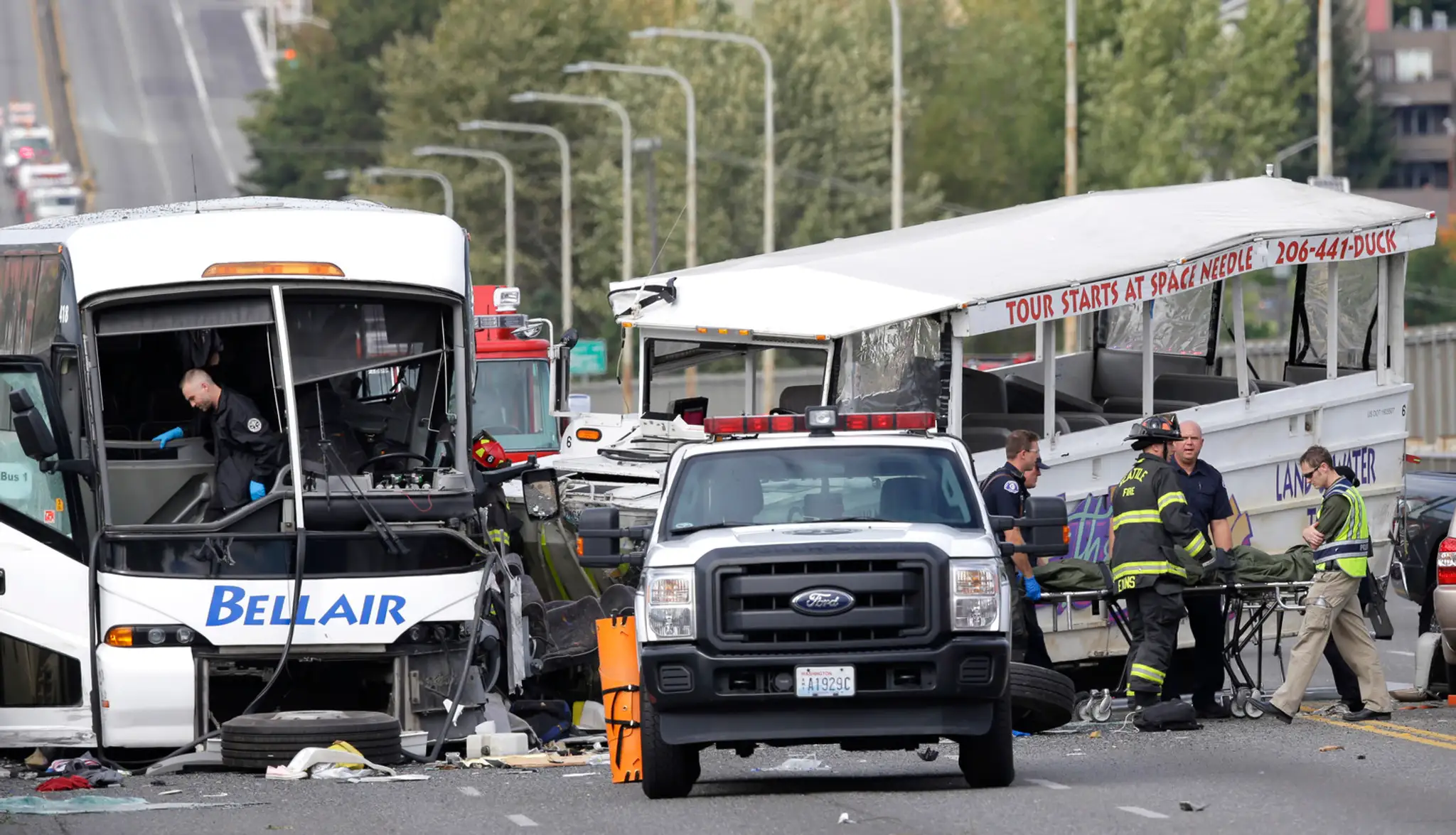 Záchranári vyprosťujú z autobusu telá obetí