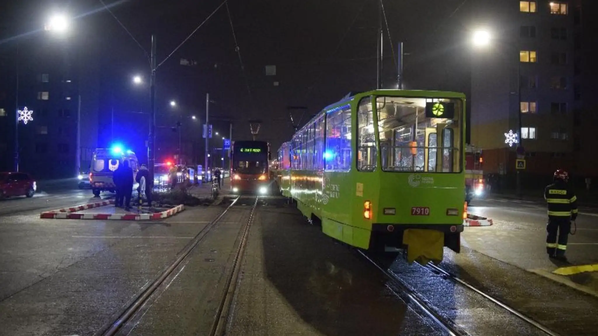 Dve električky po zrážke chodca.