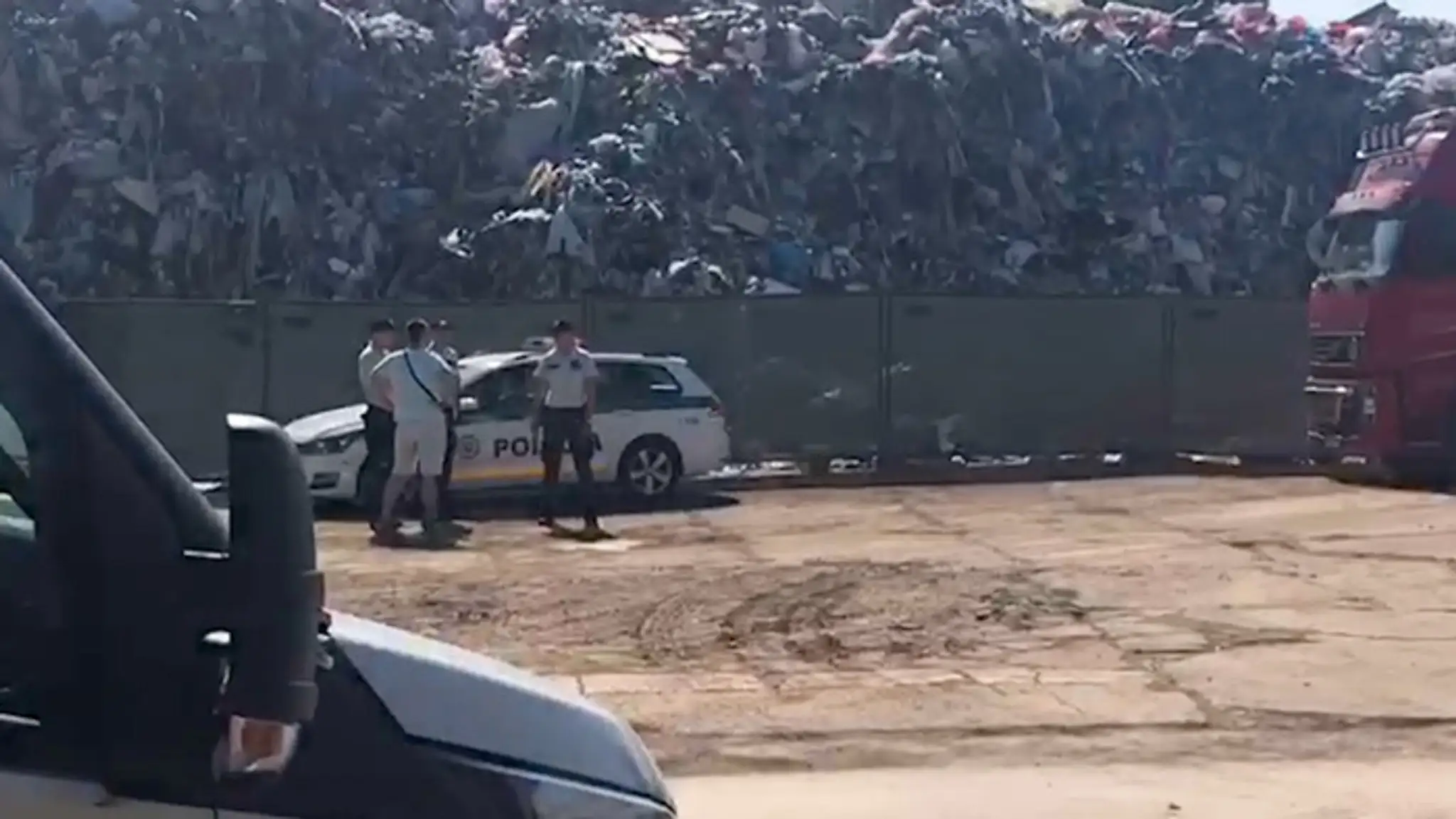 Polícia na nelegálnej skládke v Podunajských Biskupiciach, ktorú prevádzkuje firma Vassal EKO.