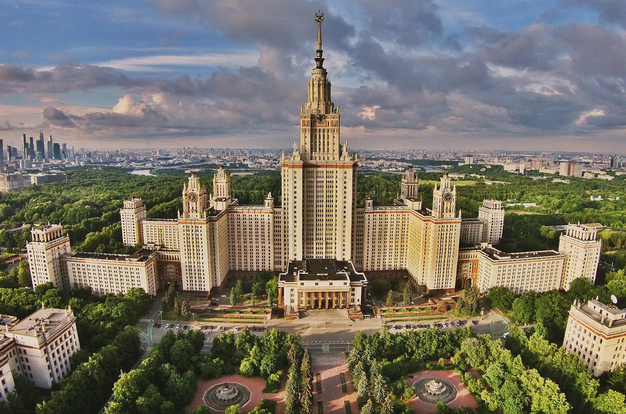 Moskovská štátna univerzita M. V. Lomonosova.