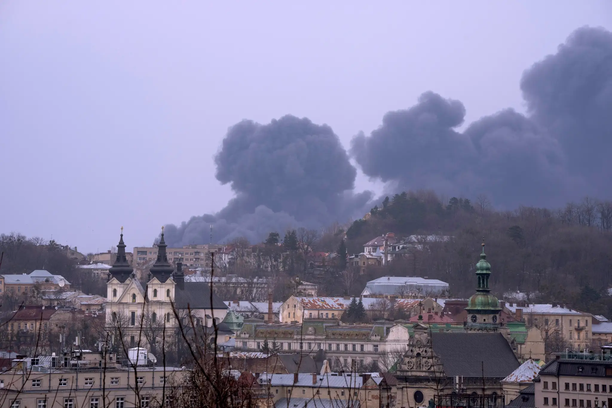 Tri mohutné výbuchy otriasli oblasťou pri meste Ľvov.