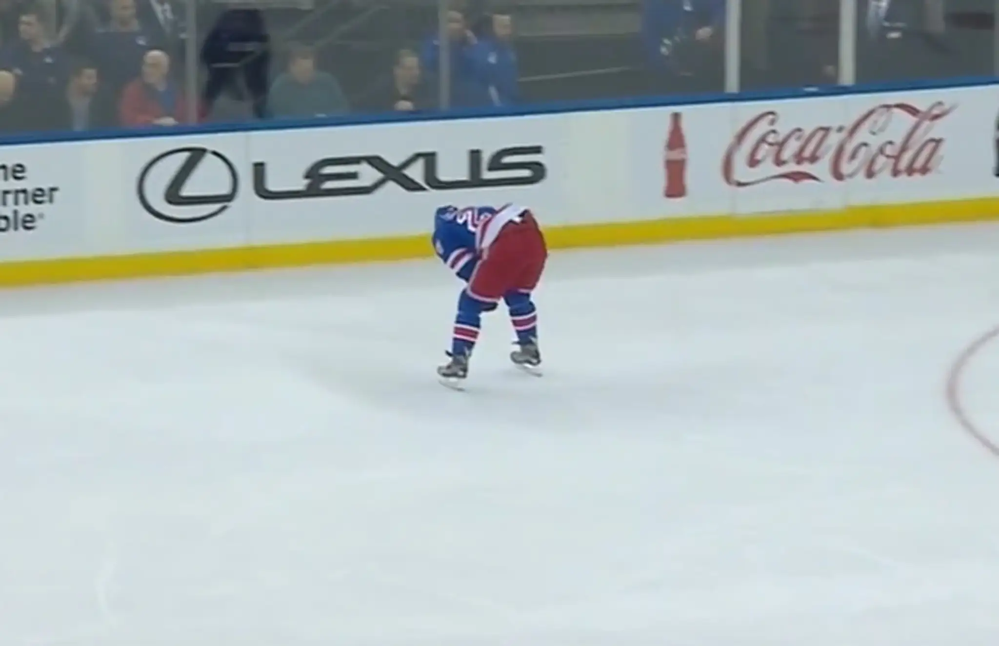 Otrasený Ryan Mcdonagh (NY Rangers) narazil hlavou do mantinelu.