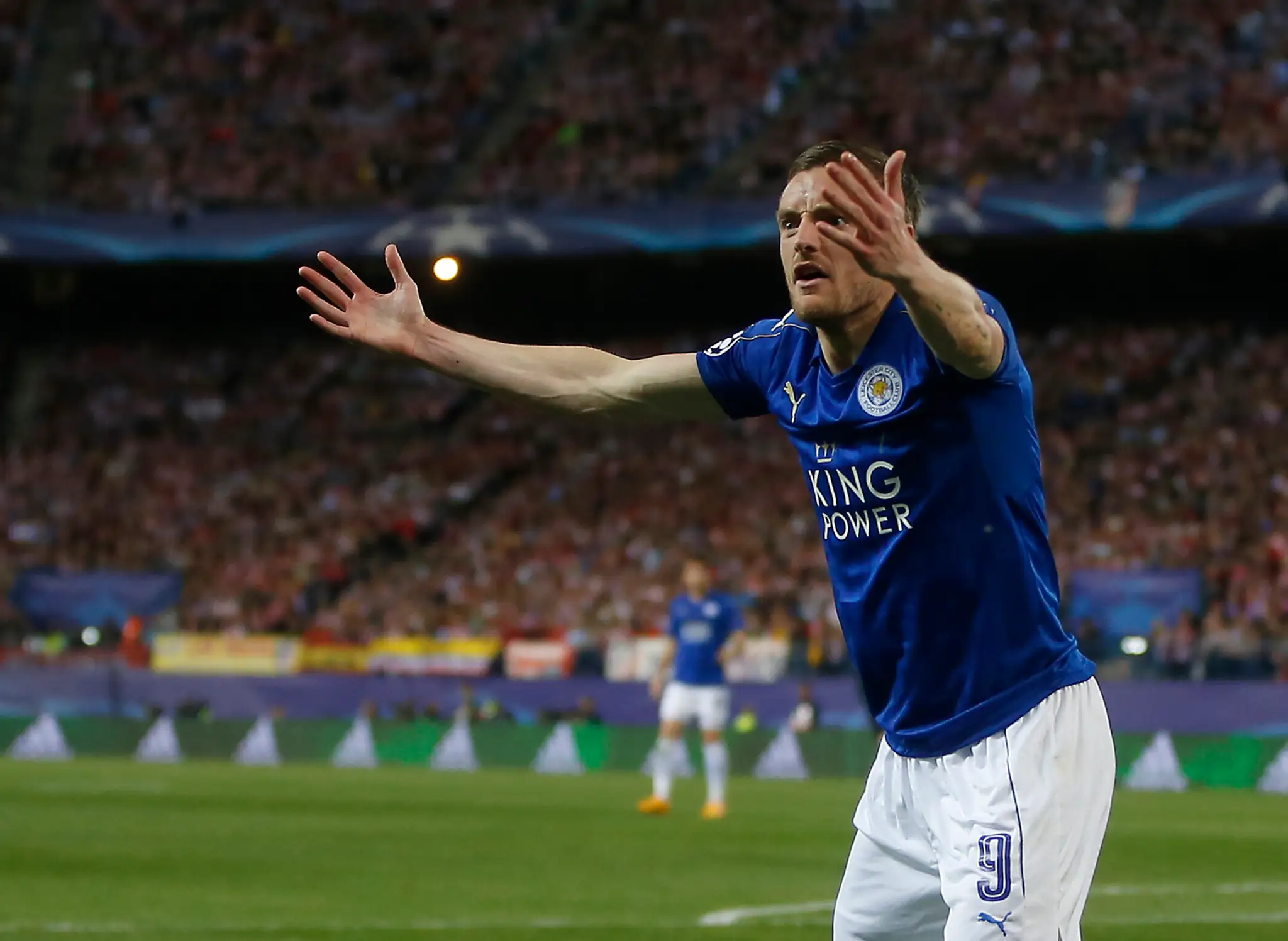 Zakončovateľ Leicestru Jamie Vardy gestikuluje po verdikte arbitra vo štvrťfinále LM proti Atléticu.