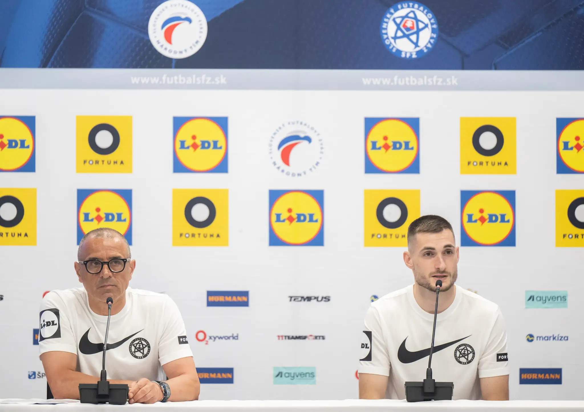 Vľavo tréner slovenských reprezentantov Francesco Calzona a vpravo hráč Matúš Bero.