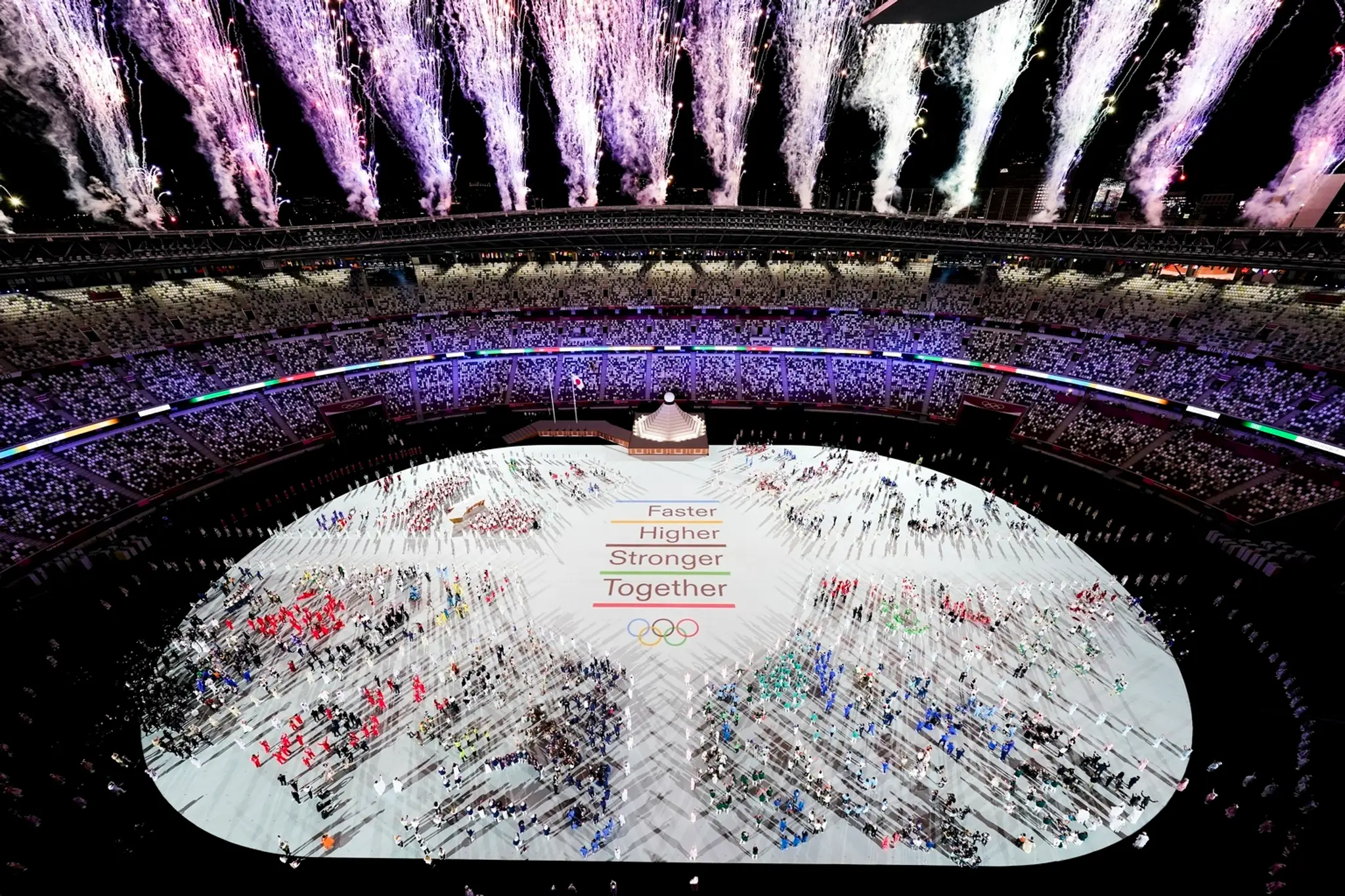 Ohňostroj na olympijskom štadióne s nastúpenými výpravami jednotlivých.
