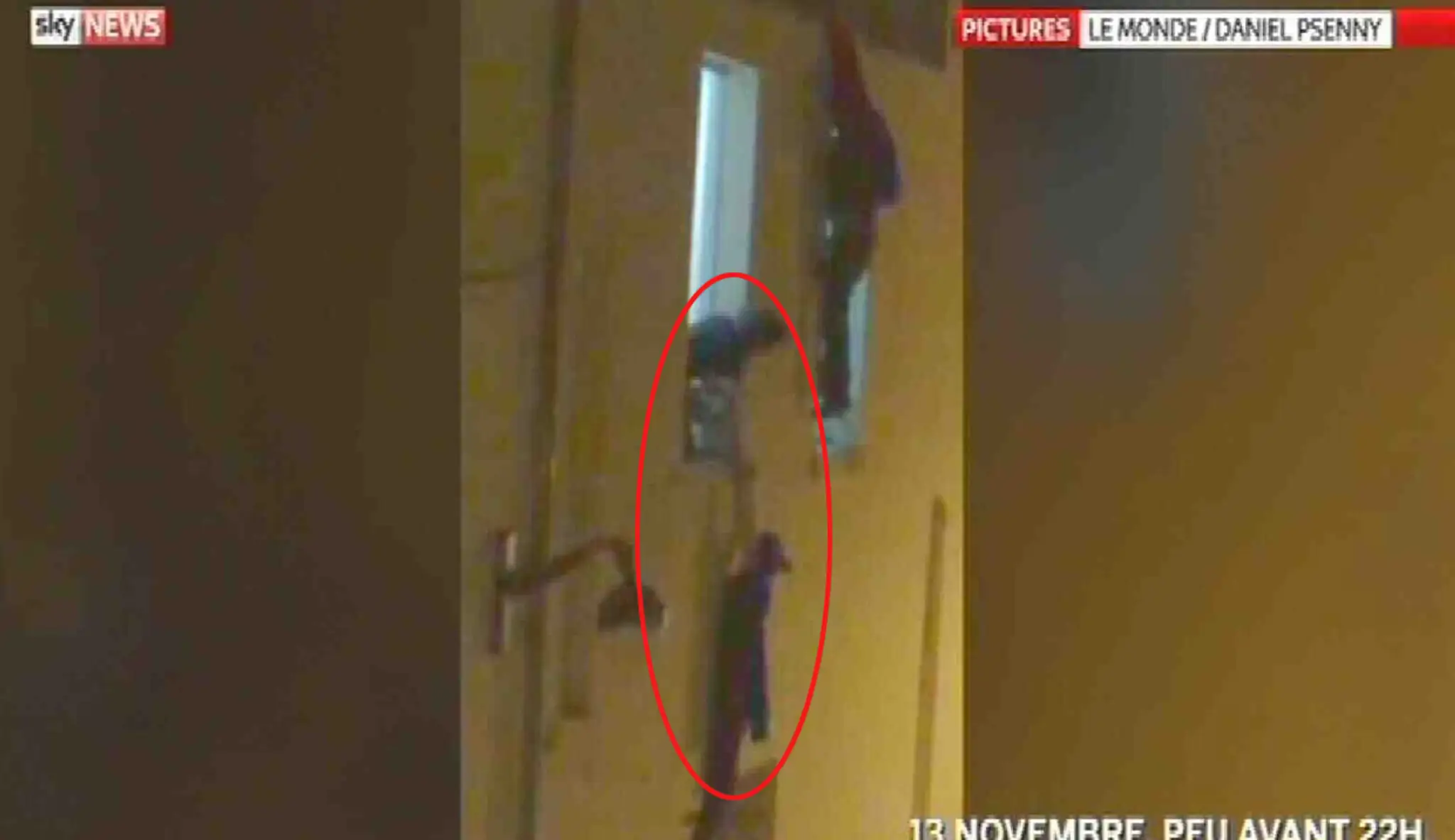 Po útoku teroristov v Paríži visela tehotná žena v okne. Dnes má krásnu dcérku