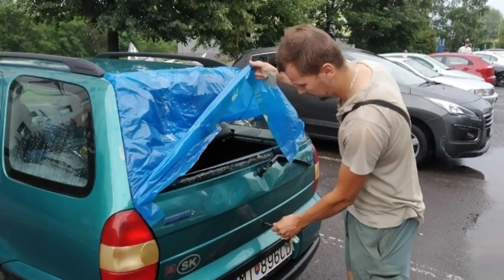 Majiteľ auta po búrke.