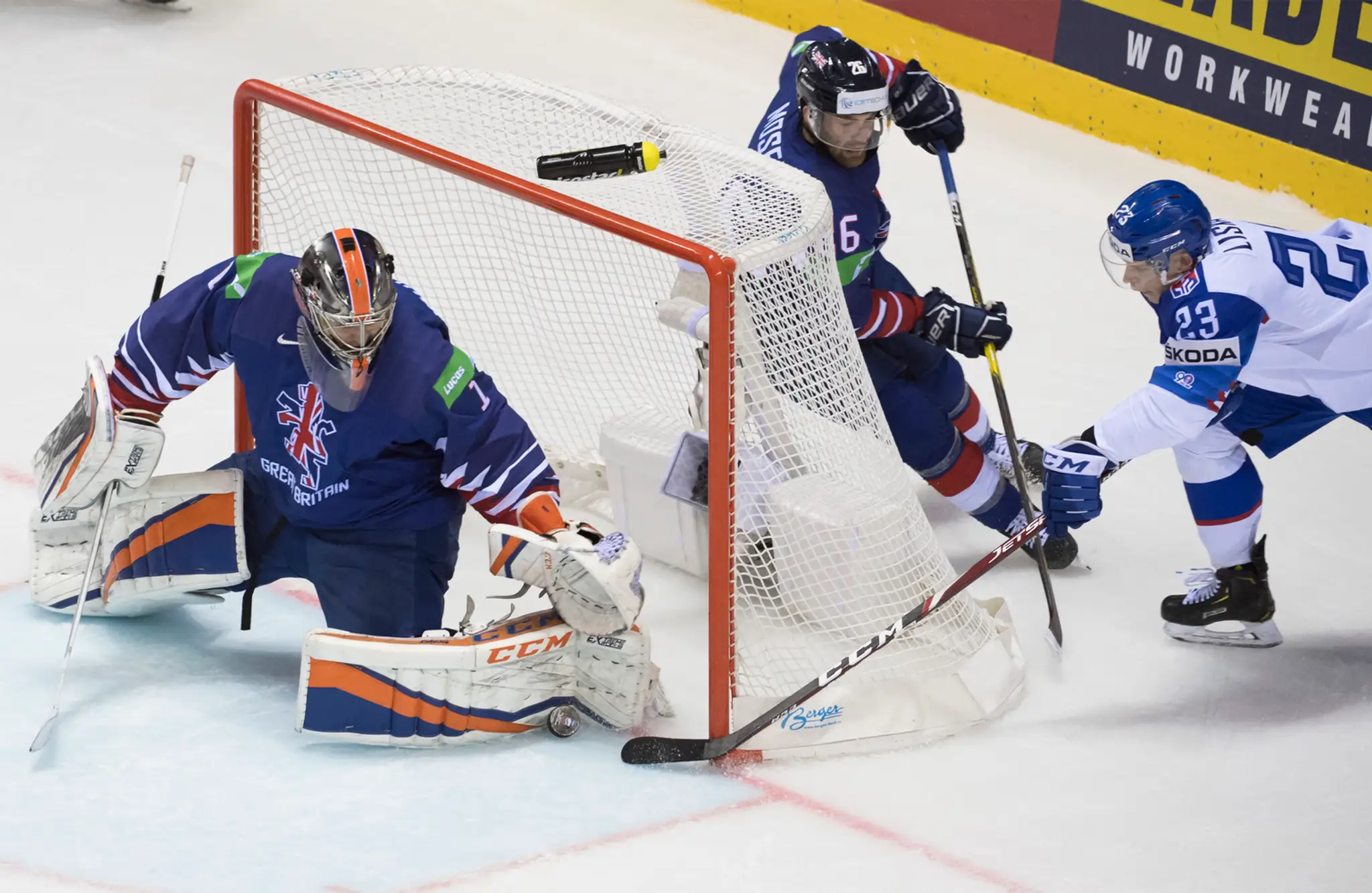 Andrej Sekera (v strede hore) oslavuje svoj gól s Dávidom Bucom a Erikom Černákom proti Veľkej Británii na MS 2019.