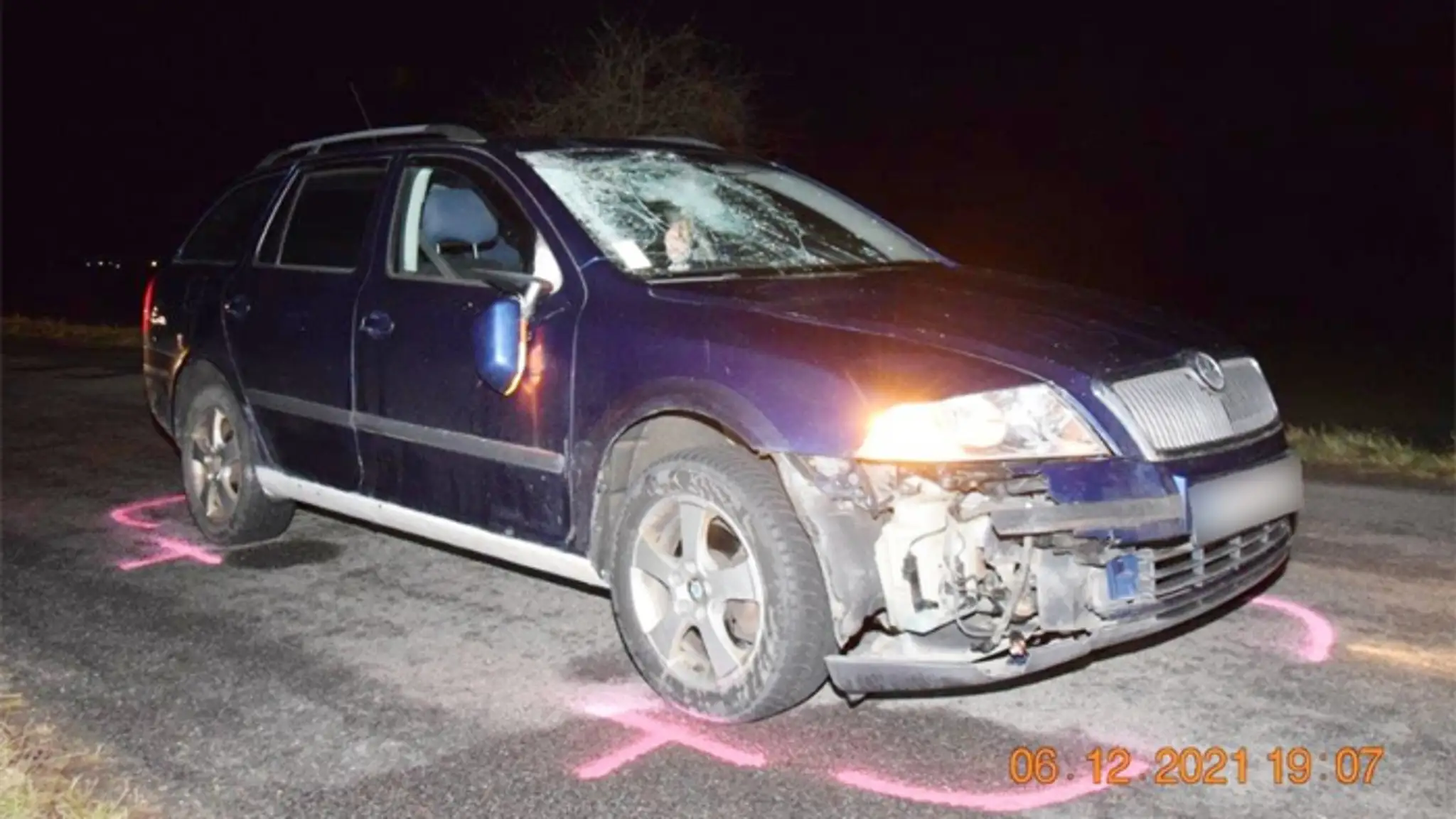 Chlapca bez reflexných prvkov zrazilo auto.