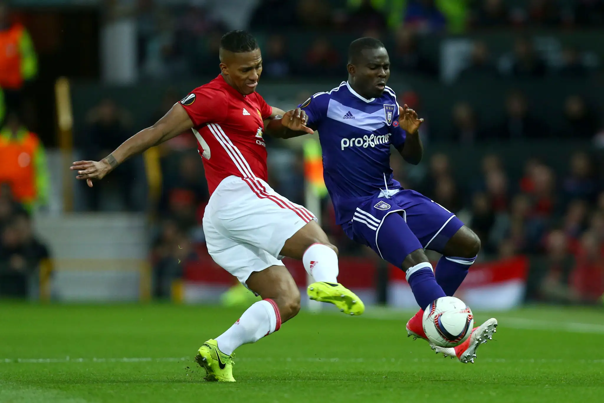 Frank Acheampong (vpravo) z Anderlechtu bojuje o loptu s Antoniom Valenciom z ManUtd v odvete štvrťfinále EL.