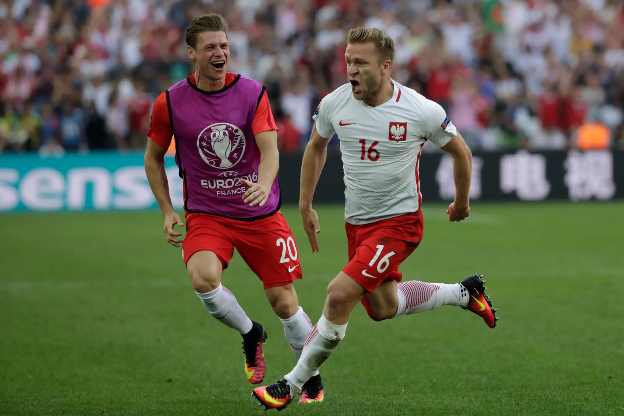 Na snímke hráč Poľska Jakub Blaszczykowski (vpravo) oslavuje svoj gól do siete Ukrajiny na ME.