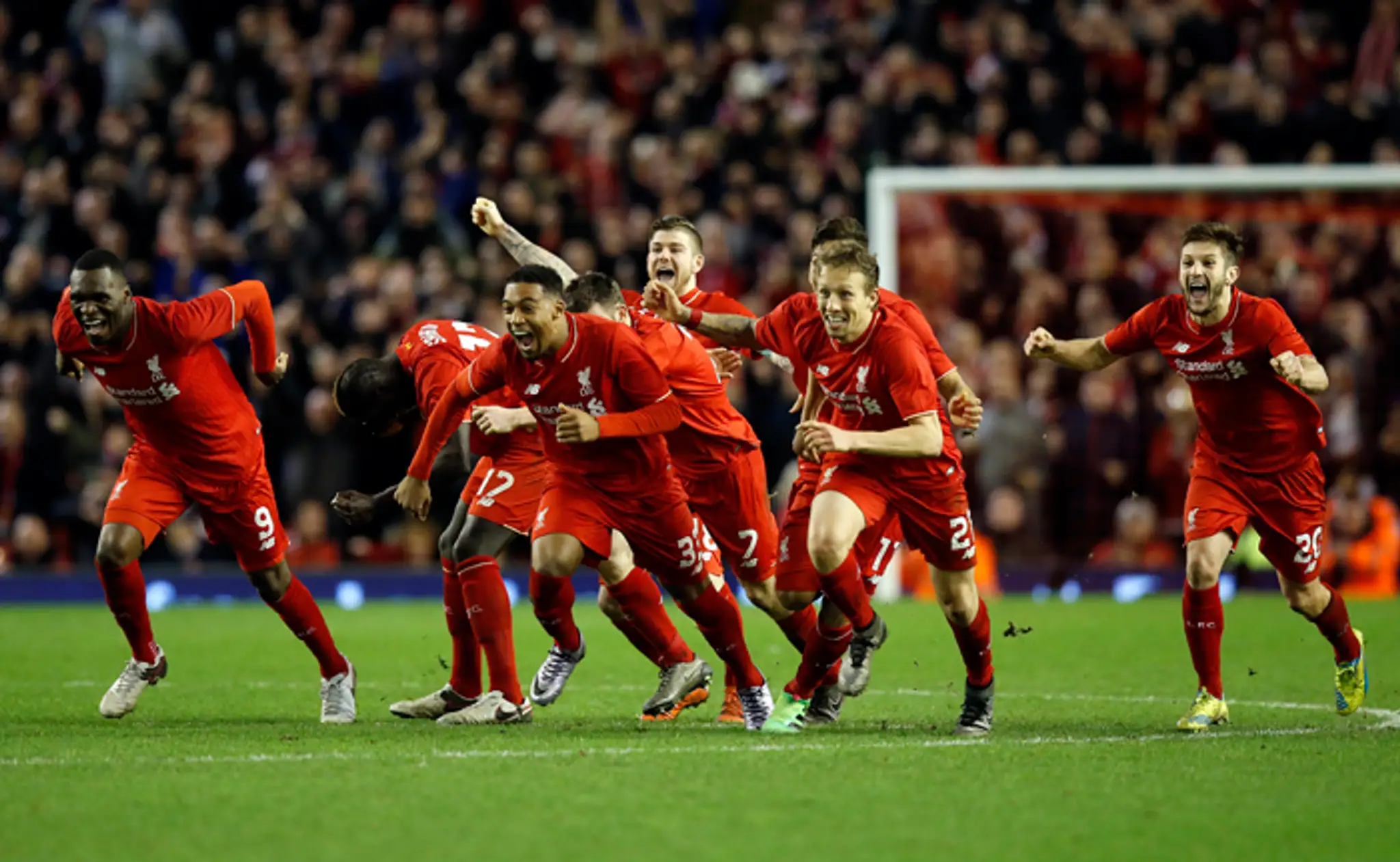 Hráči FC Liverpool oslavujú postup do Ligového pohára.