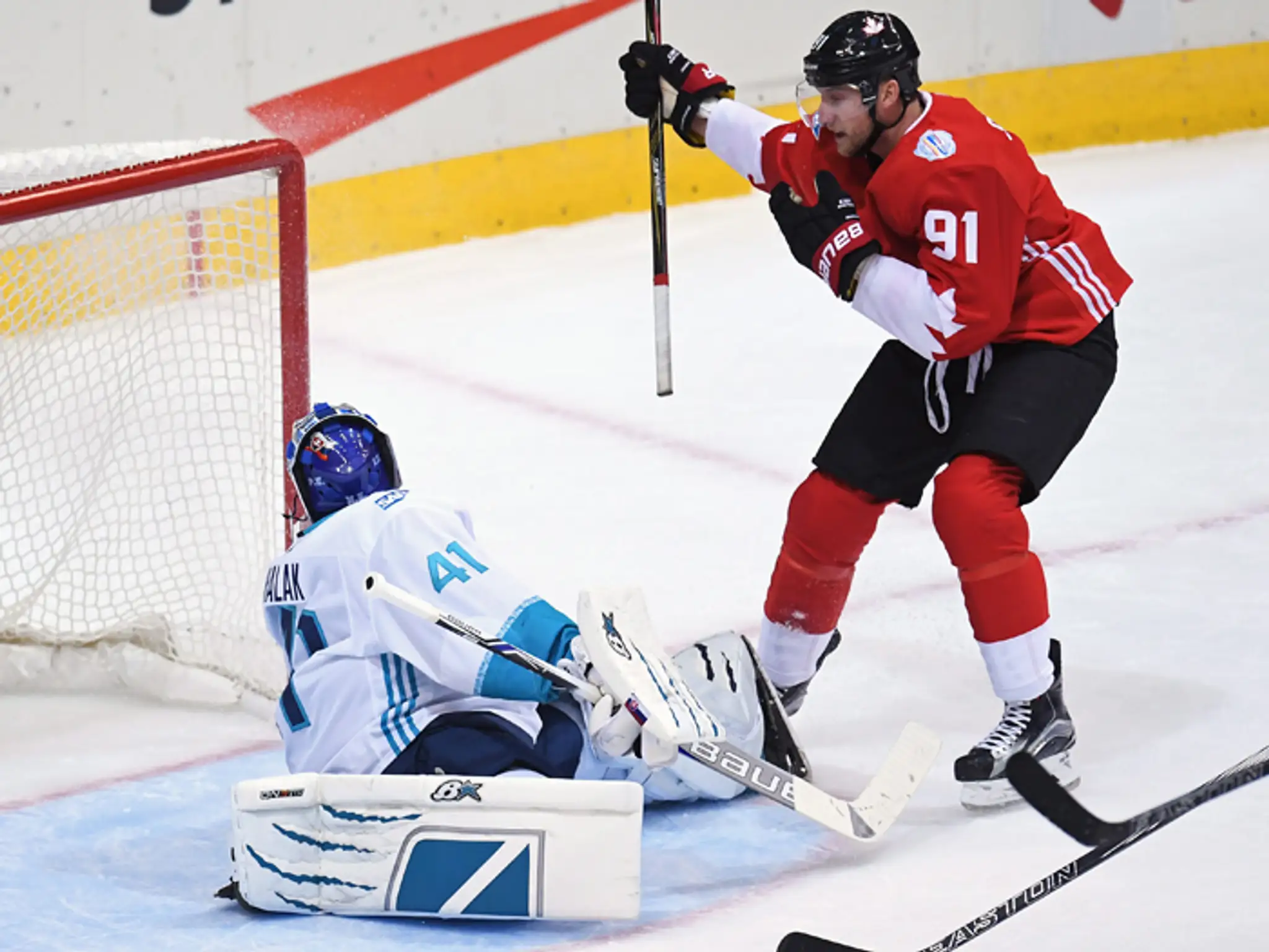 Steven Stamkos (Kanada) dáva gól Jaroslavovi Halákovi (Tím Európa).