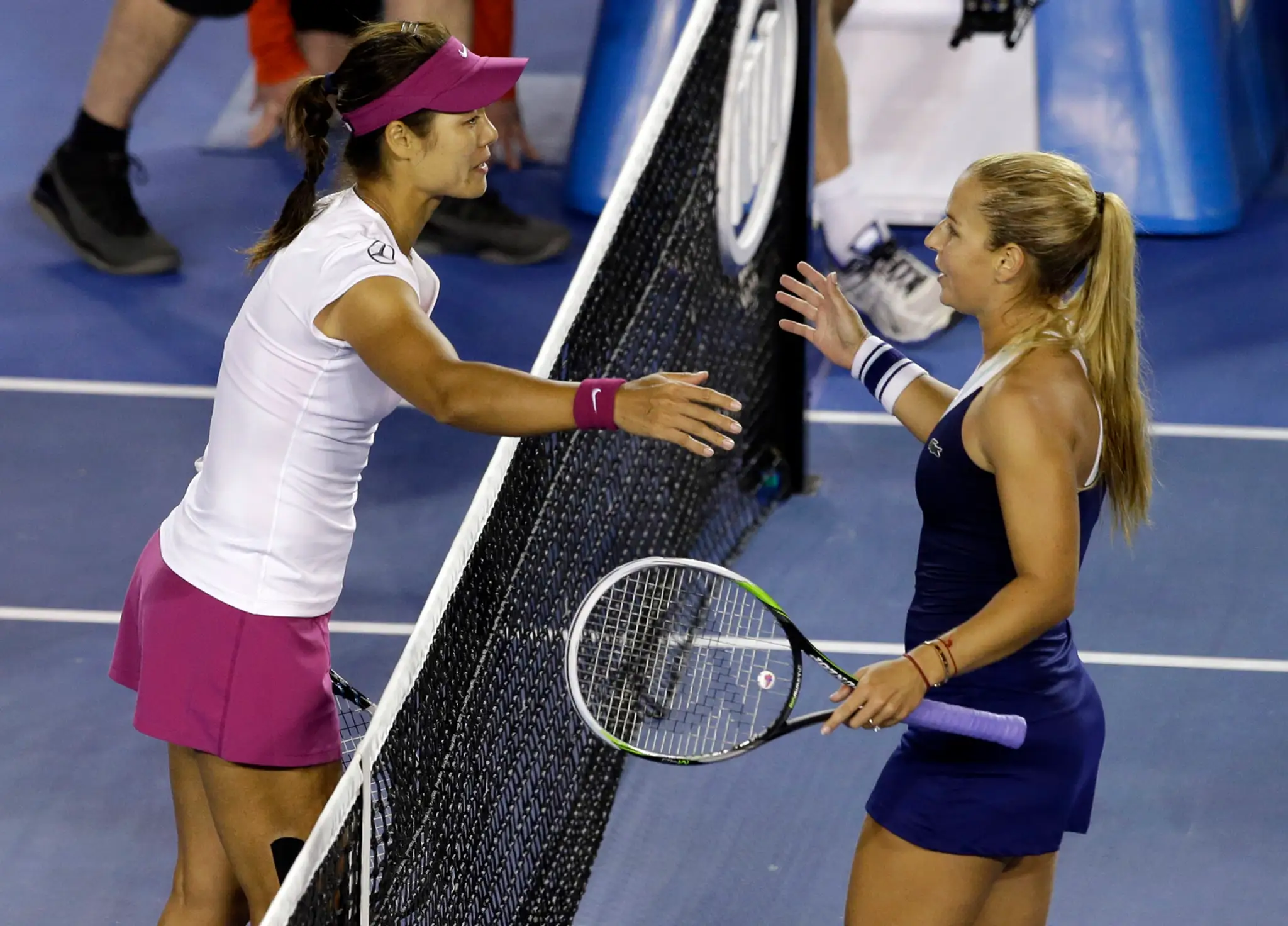 Li Na (vľavo) si podáva ruku s Dominikou Cibulkovou po víťazstve 7:6, 6:0 vo finálovom zápase ženskej dvojhry Australian Open.