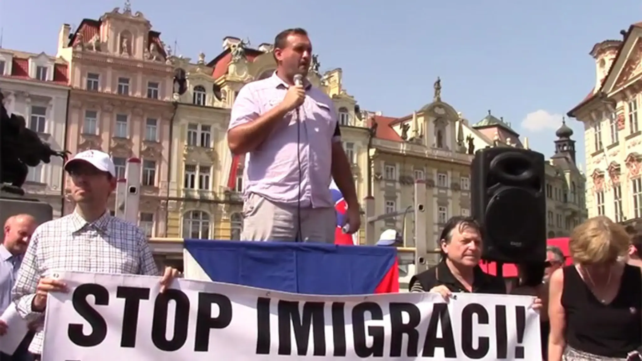 Marián Magát na proteste v Prahe, kde ho zadržali.
