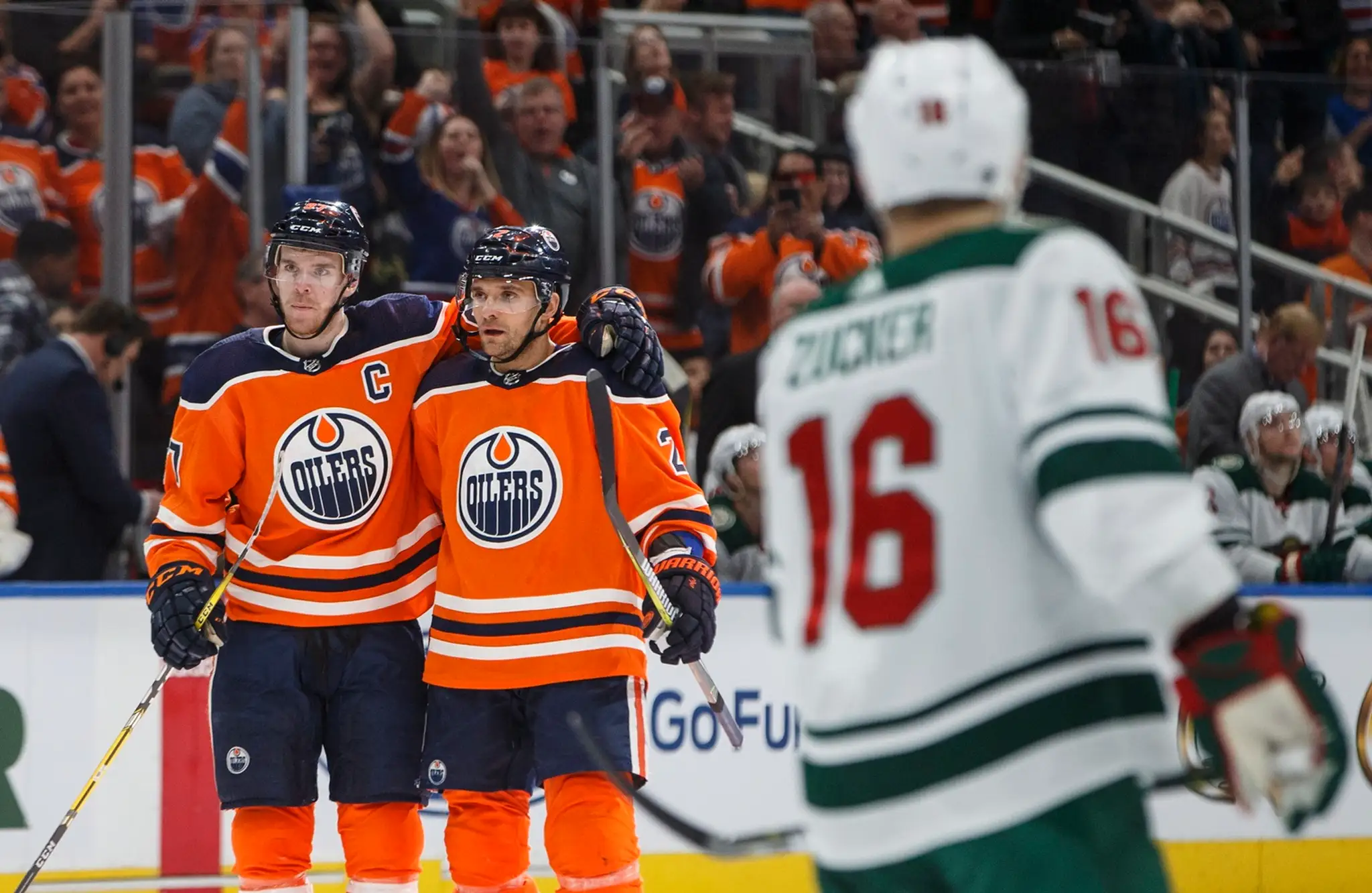 Na snímke druhý zľava slovenský obranca Edmontonu Andrej Sekera a jeho spoluhráč v útoku Connor McDavid.