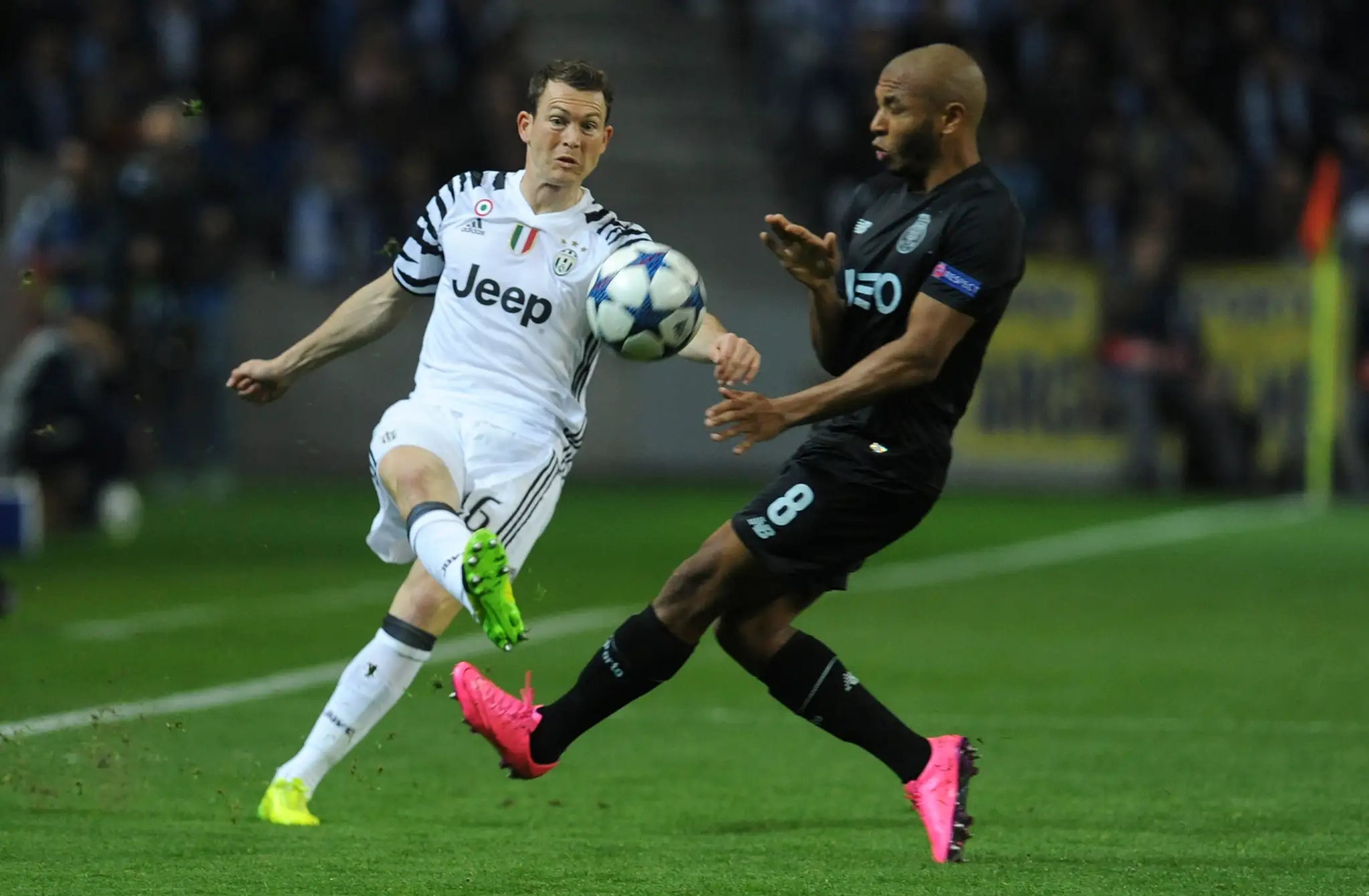 Stephan Lichtsteiner (vľavo) z Juventusu bojuje o loptu s Yacine Brahimim z Porta v osemfinále LM.