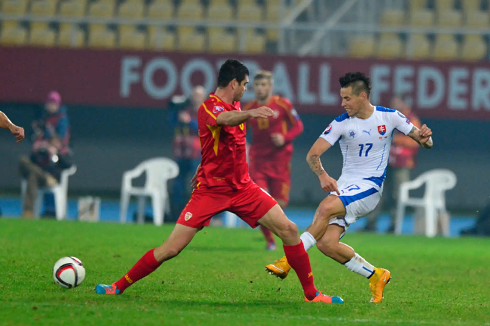 Marek Hamšík (Slovensko) a vľavo Vence Šikov (Macedónsko)