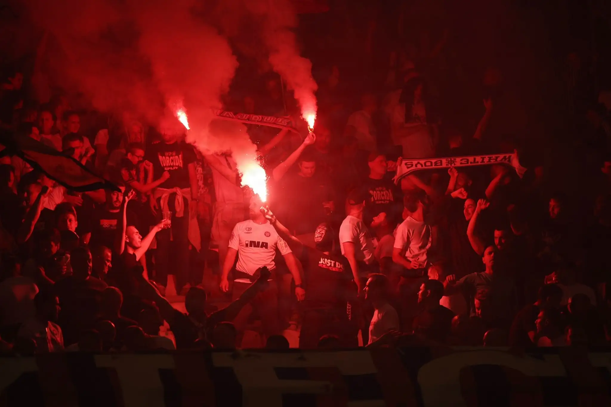 Fanúšikovia na tribúnach v Splite.