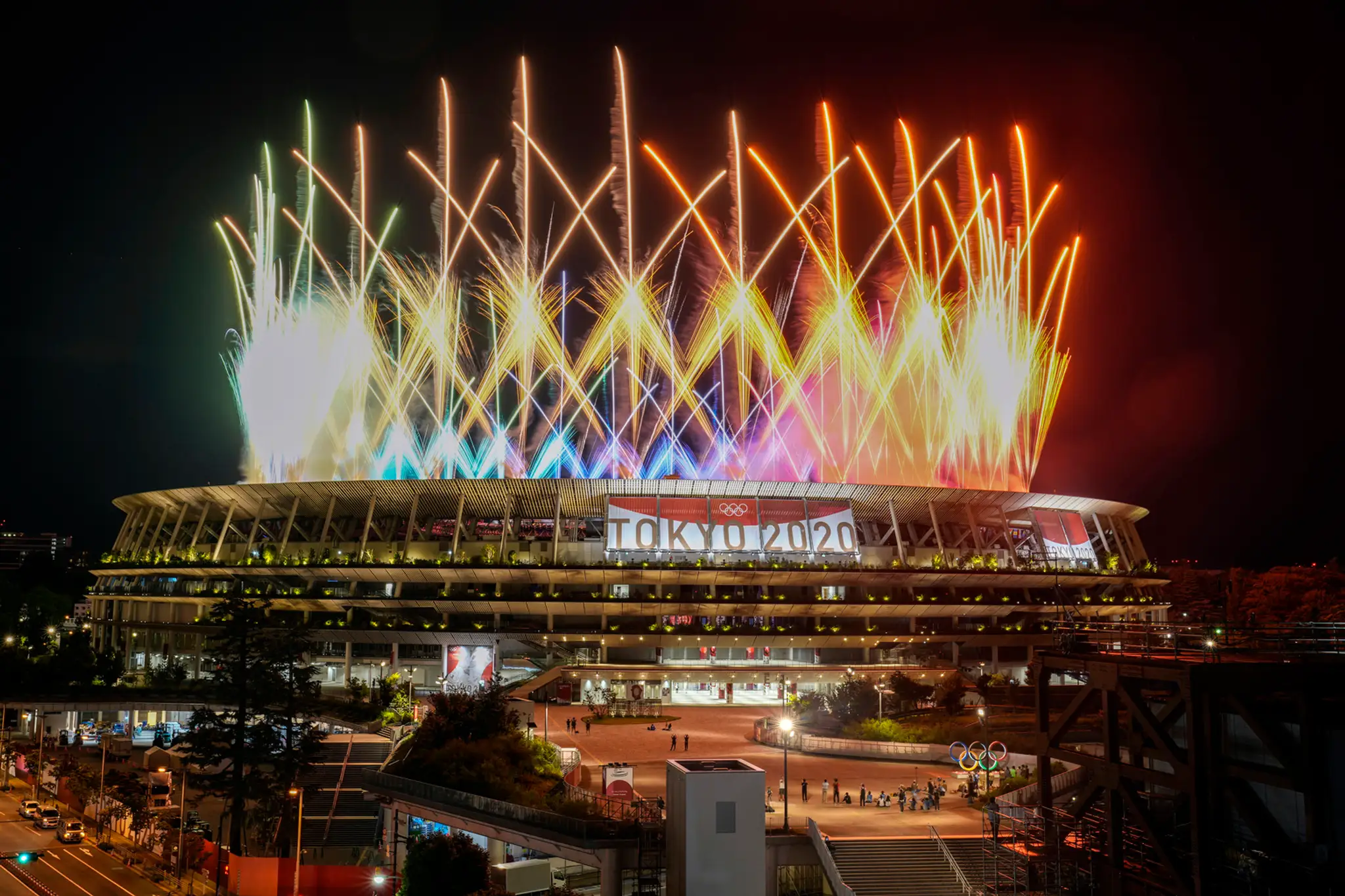 Ohňostroj počas záverečného olympijského ceremoniálu.