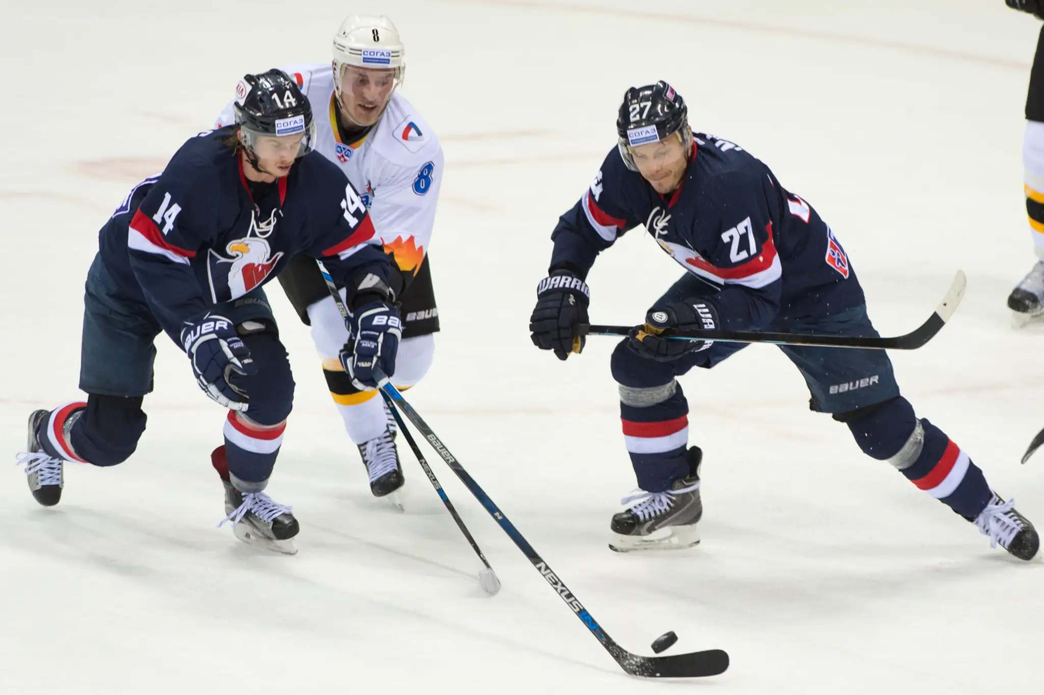 Zľava Žiga Jeglič (Slovan), Vadim Berdnikom (Čerepovec) a Ladislav Nagy (Slovan).