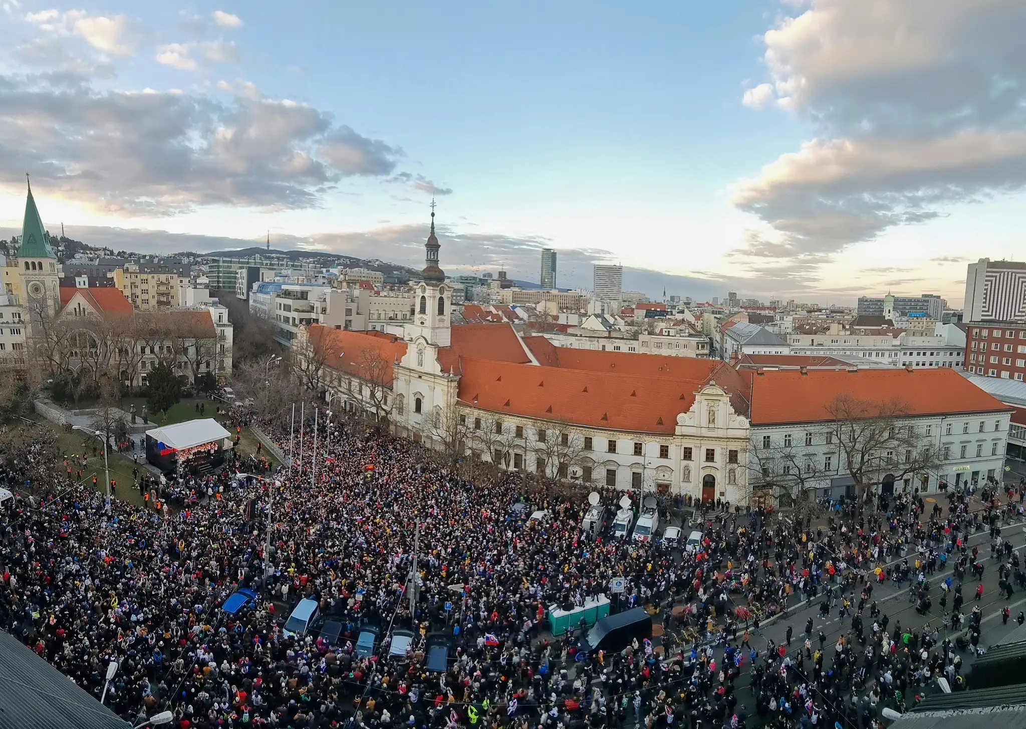 Fanúškovia na Námestí SNP počas osláv bronzu hokejistov na ZOH 2022.